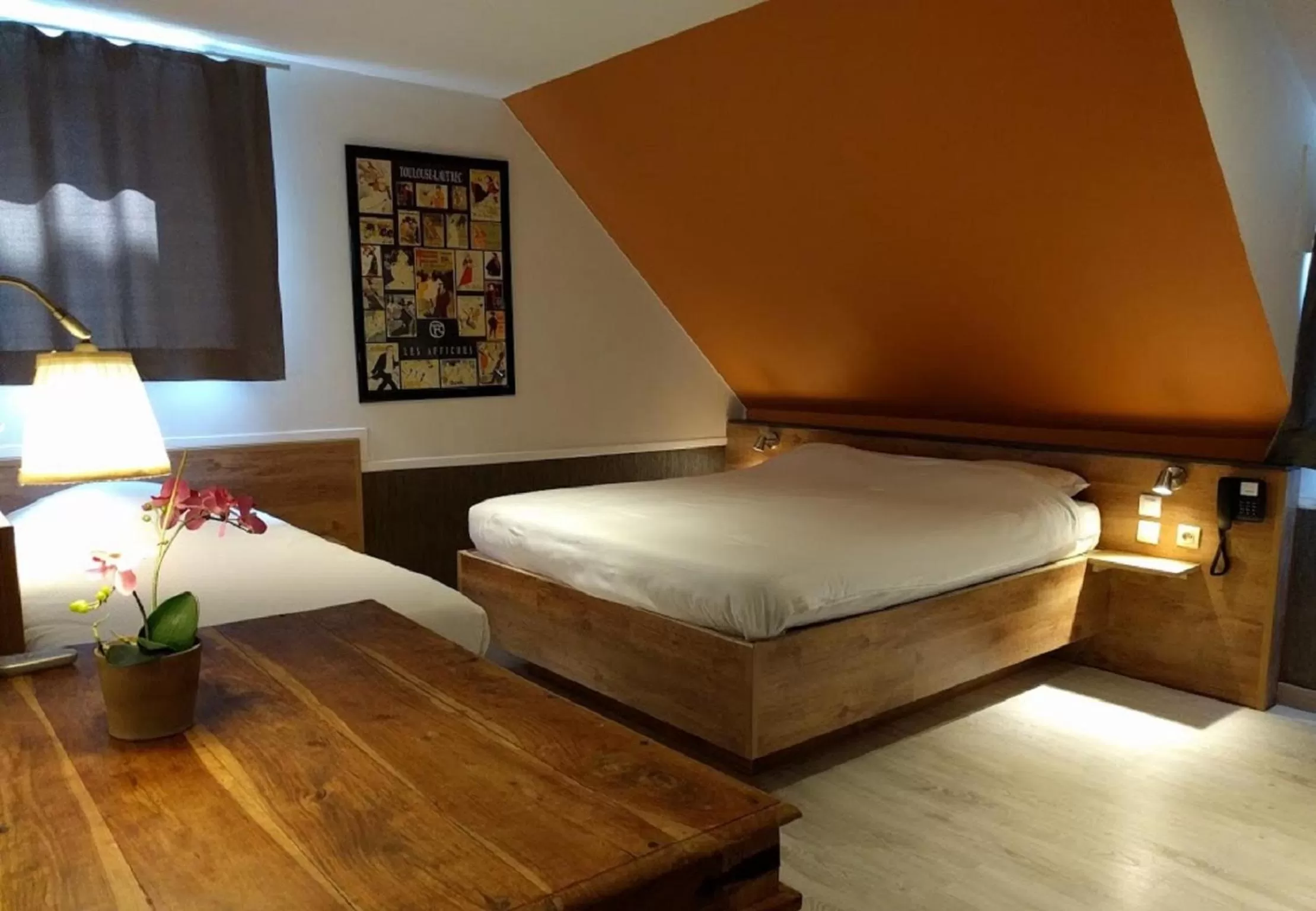 Bedroom, Bed in Canalview Hotel Ter Reien