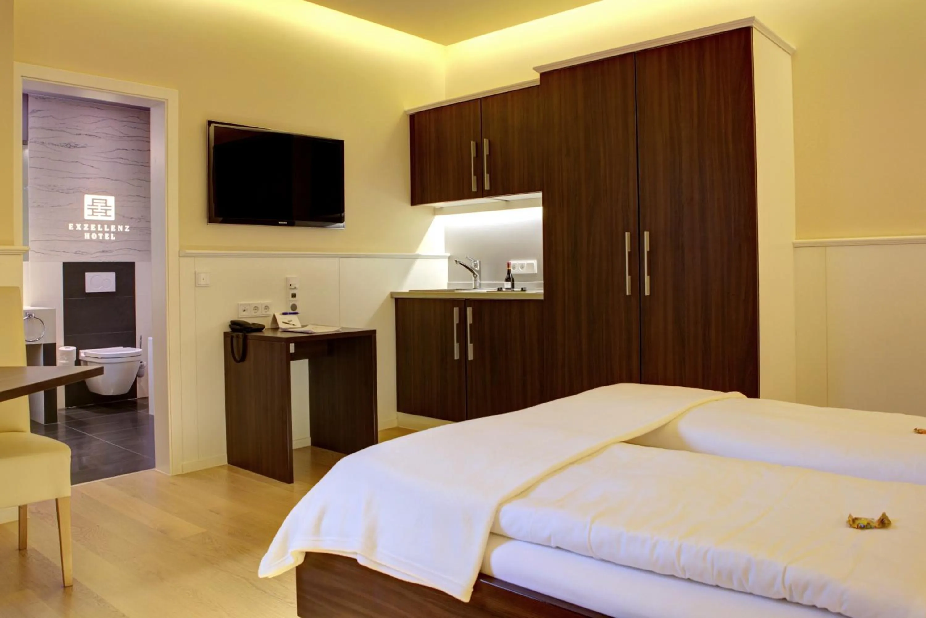 Photo of the whole room, Bed in The Heidelberg Exzellenz Hotel