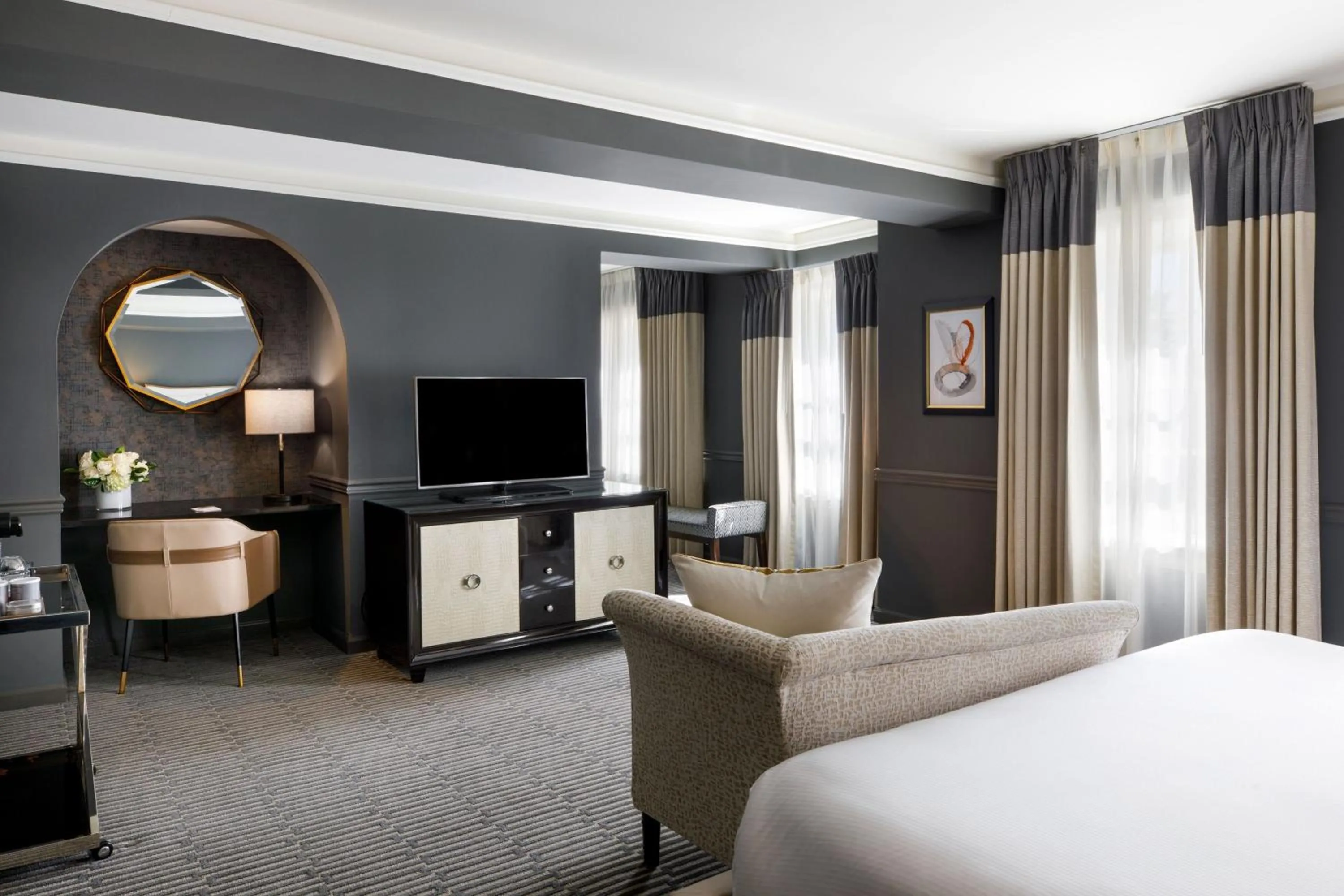 Photo of the whole room, Bed in Ambassador Hotel Tulsa, Autograph Collection