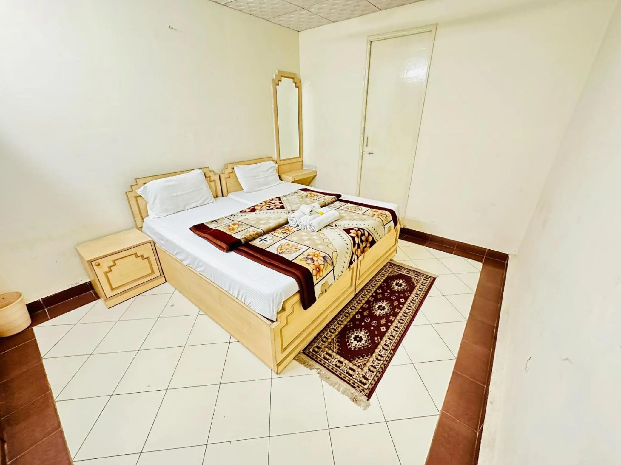 Photo of the whole room, Bed in Hotel Sheela, 100m from Taj Mahal