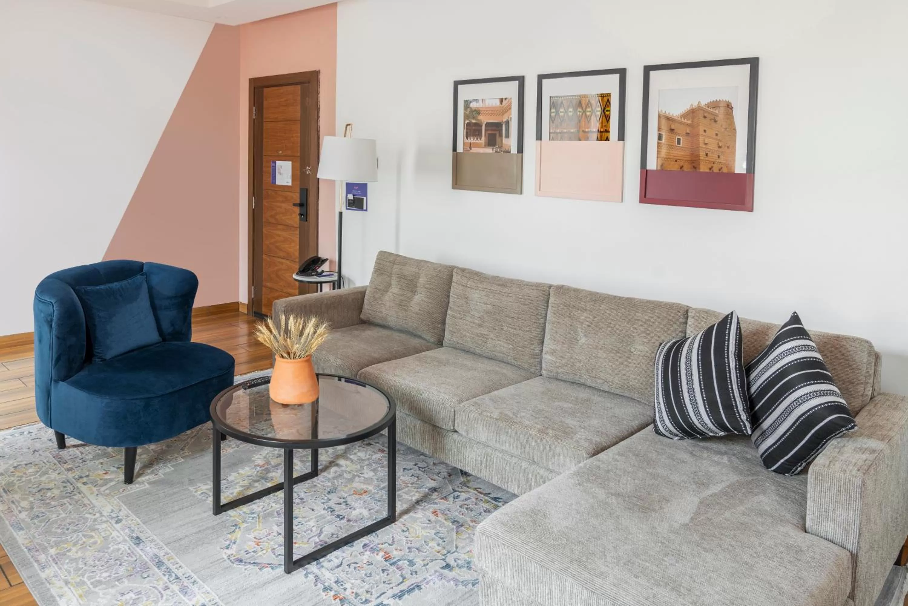 Living room in Dara Qurtubah Hotel