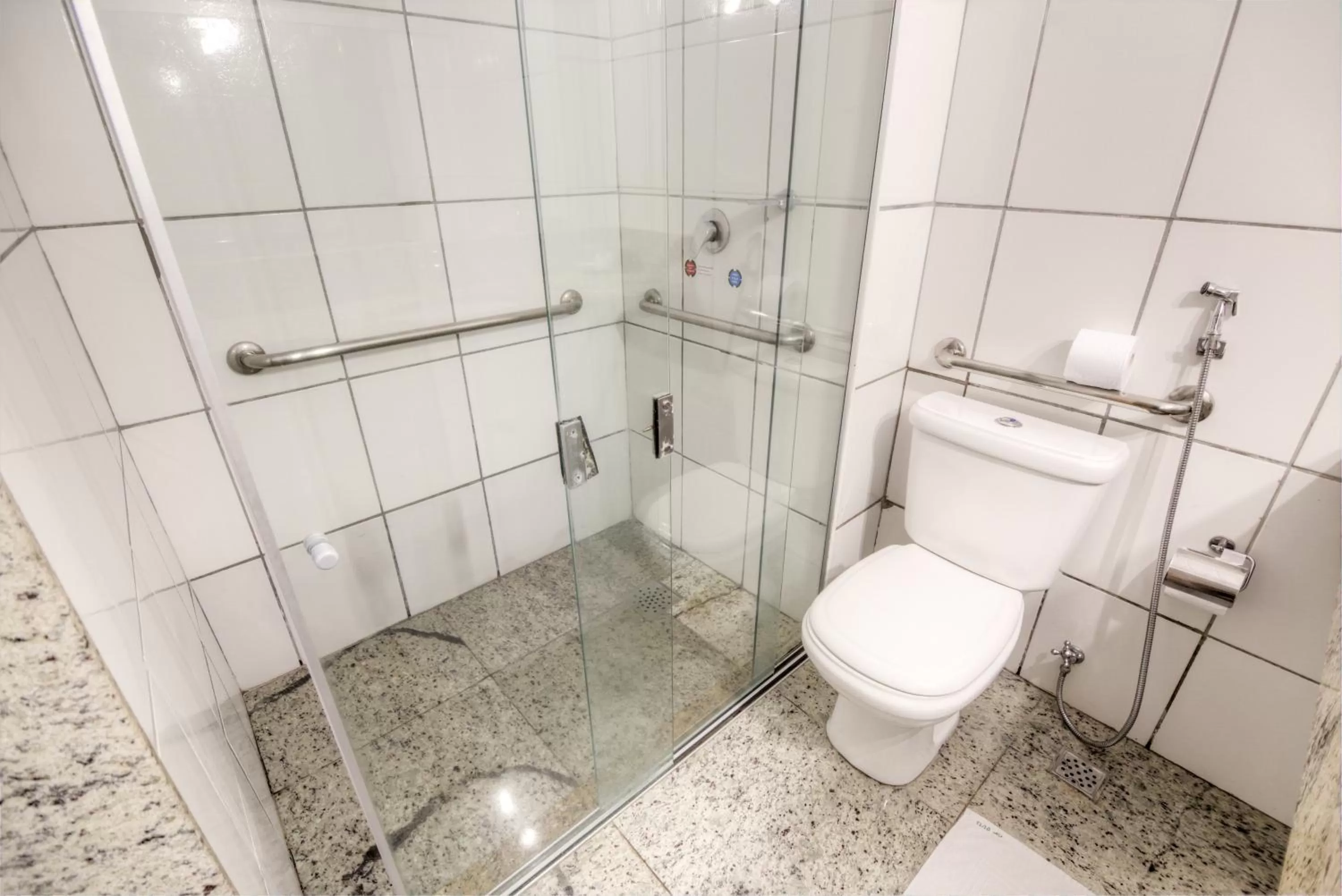 Toilet in Hotel Golden Park Uberaba By Nacional Inn