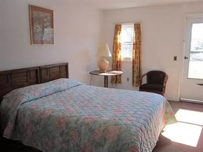 Double Room with One Queen Bed in Cadet Motel Double Room with One Queen Bed in Cadet Motel