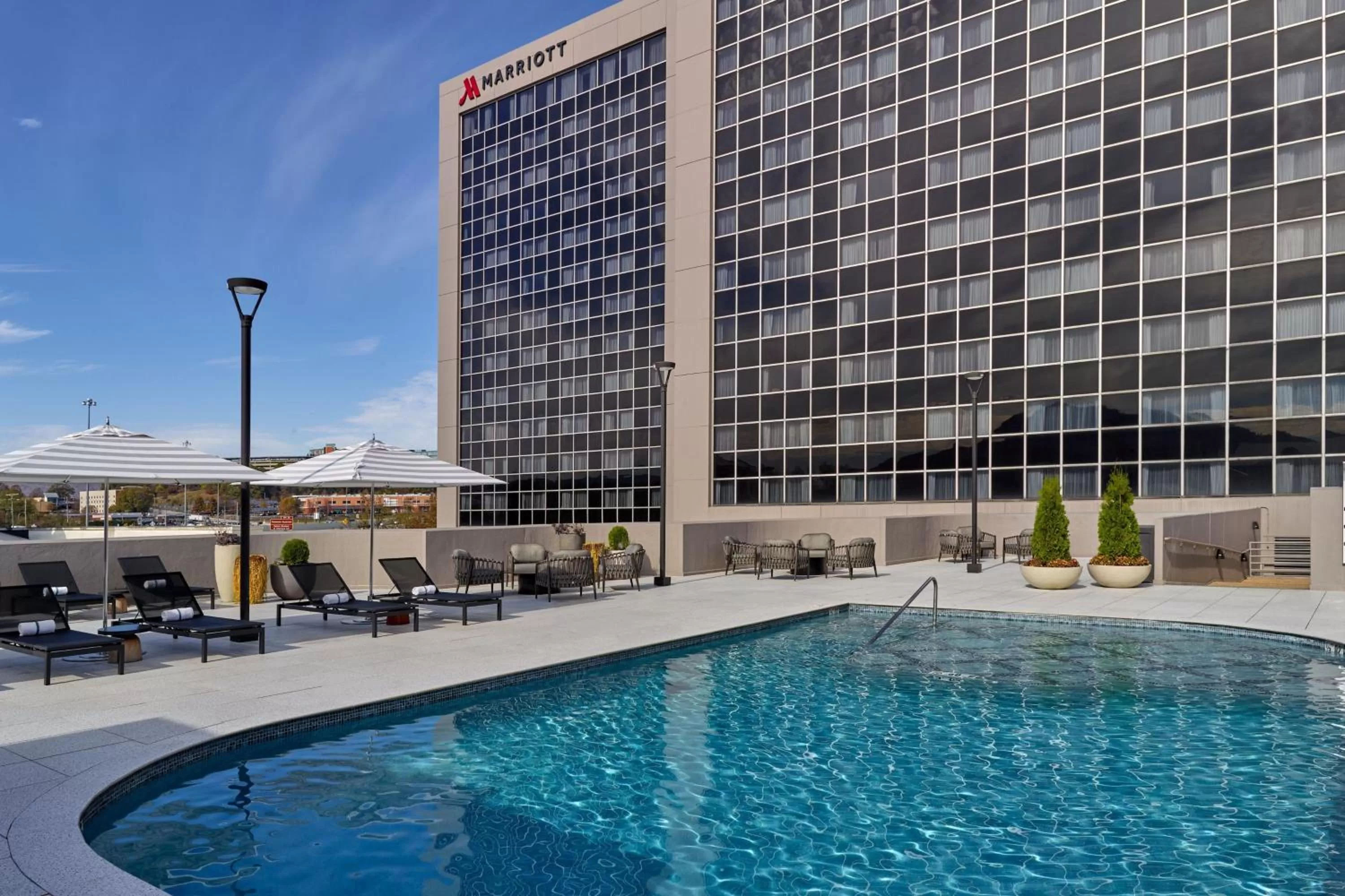 Swimming pool in Chattanooga Marriott Downtown