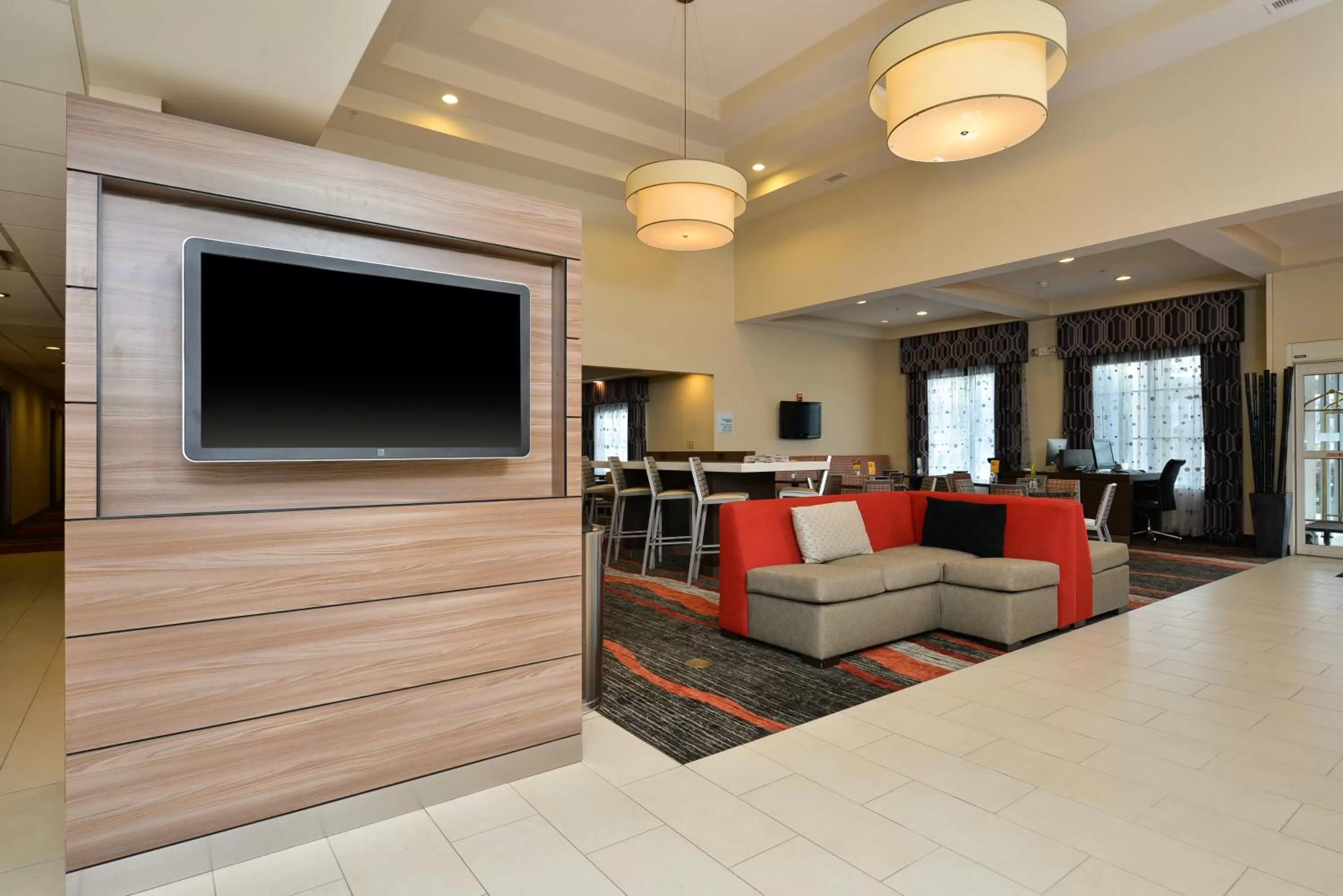 Lobby or reception in Holiday Inn Express Boston-Milford by IHG