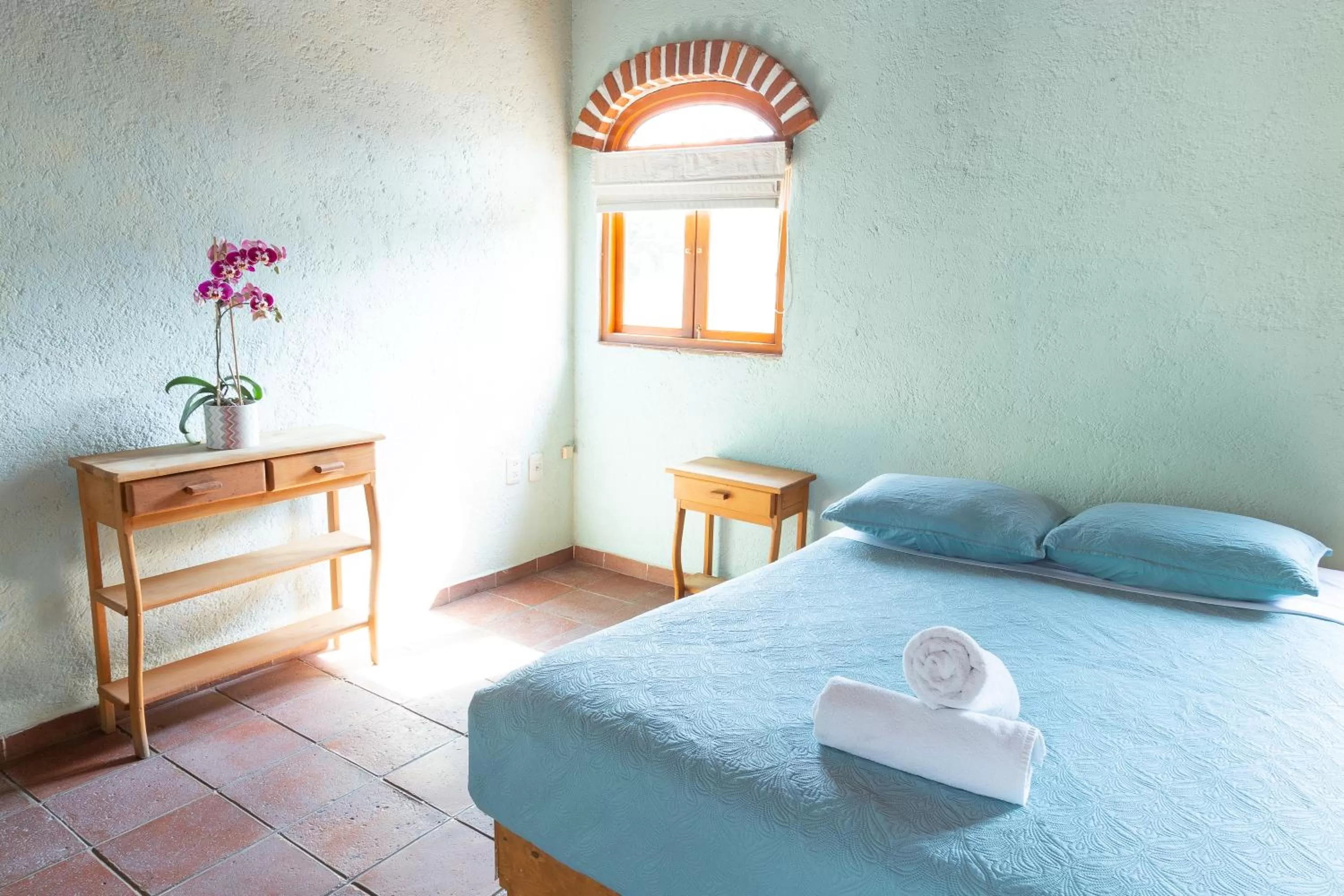 Bedroom, Bed in Colibrí Turquesa