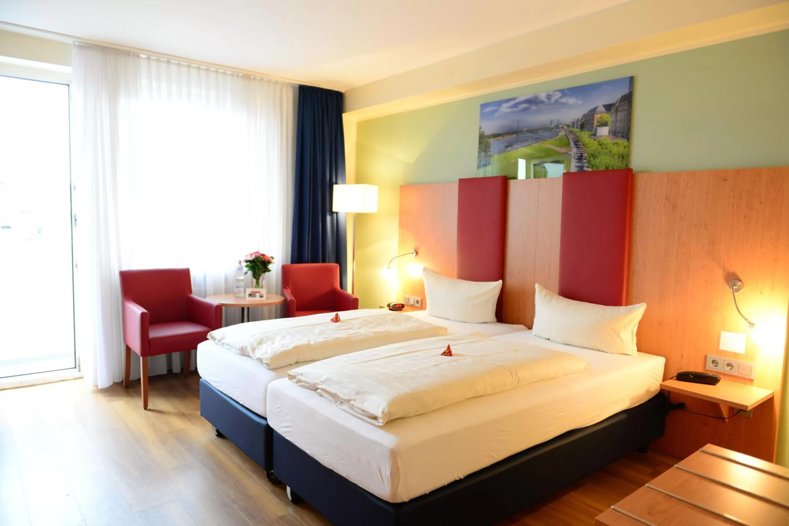 Photo of the whole room, Bed in Hotel National Düsseldorf (Superior)