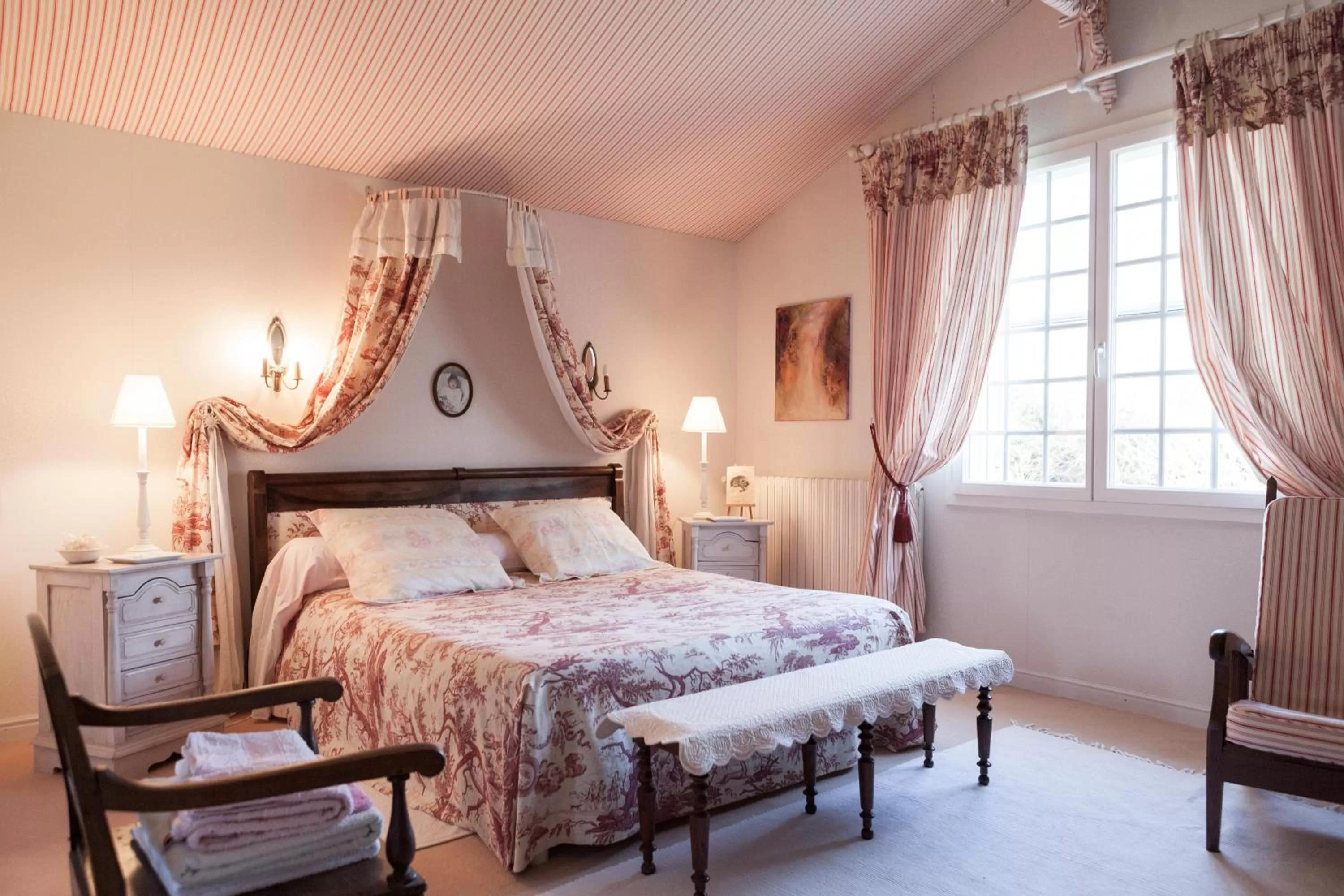 Bedroom, Bed in Chambres d'hôtes de charme au REFUGE DU PEINTRE prés de St Emilion