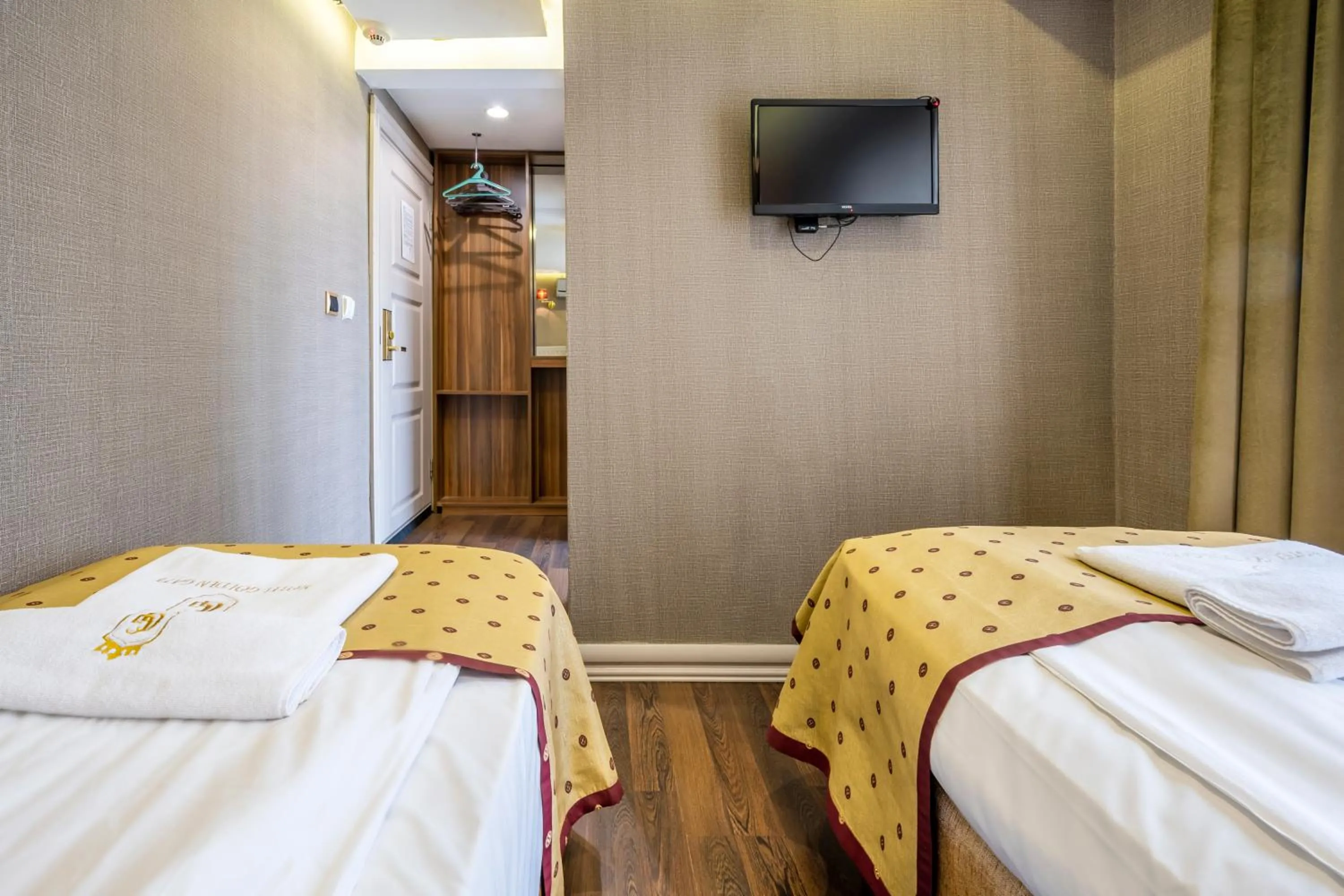 Communal lounge/ TV room, Bed in Golden Gate Hotel Topkapı