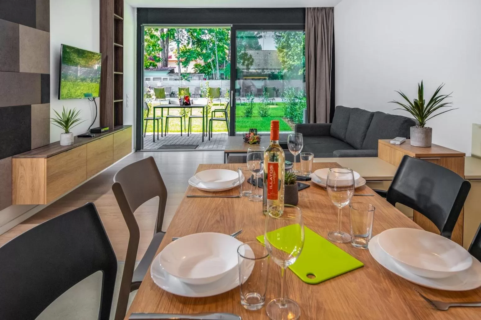 Restaurant/Places to Eat in H55