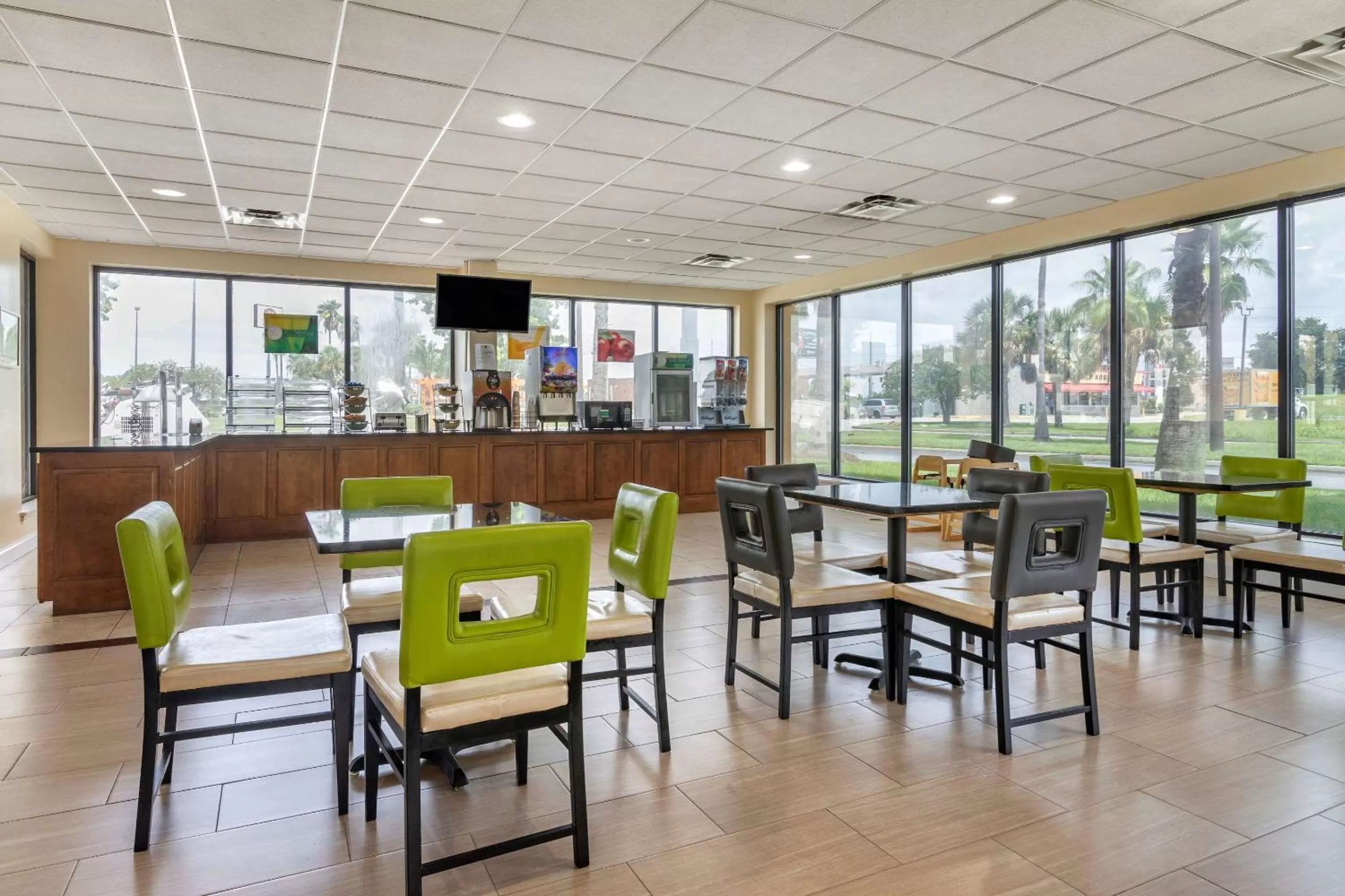 Restaurant/places to eat in Quality Inn Brunswick