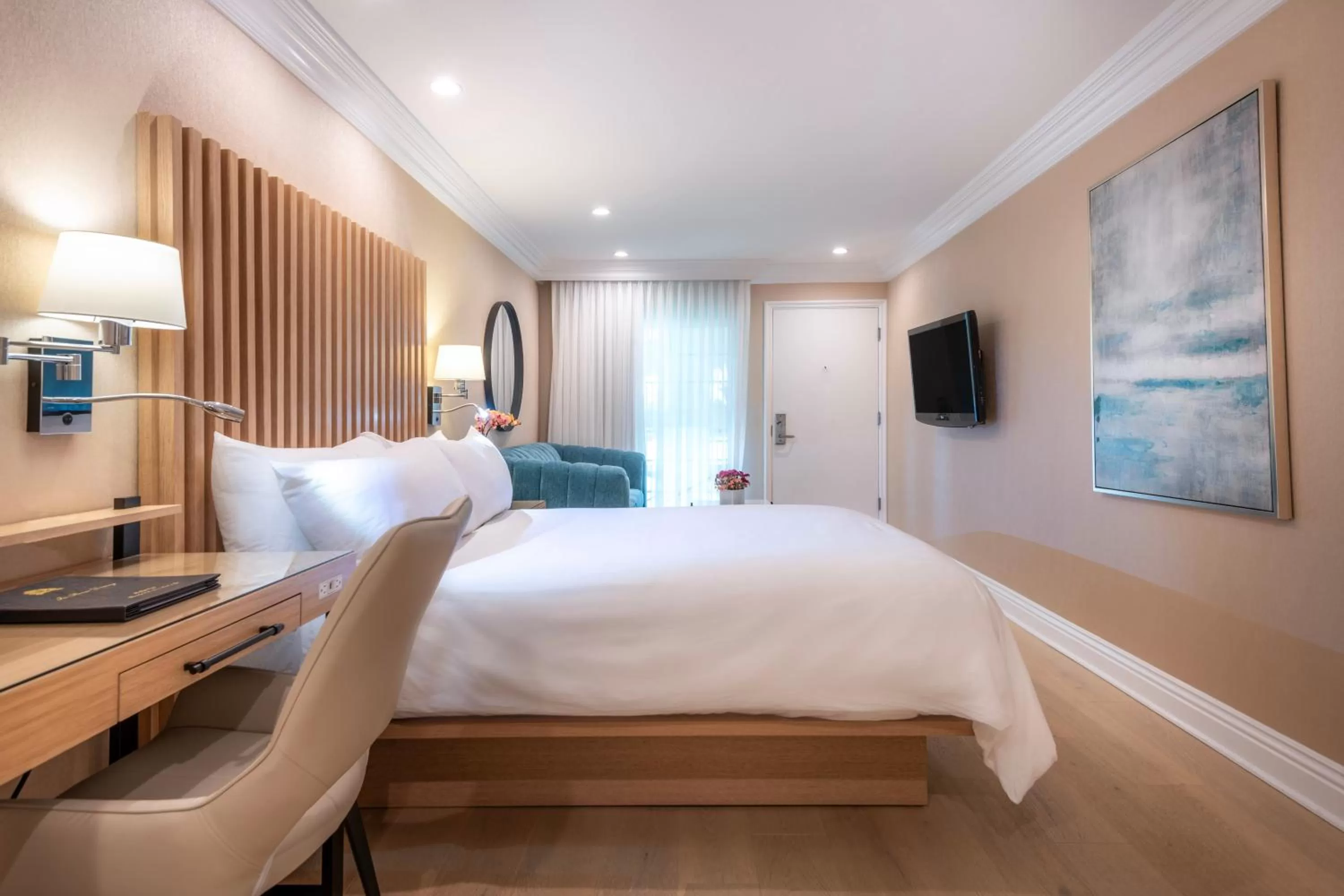 Bed in Beverly Hills Plaza Hotel & Spa