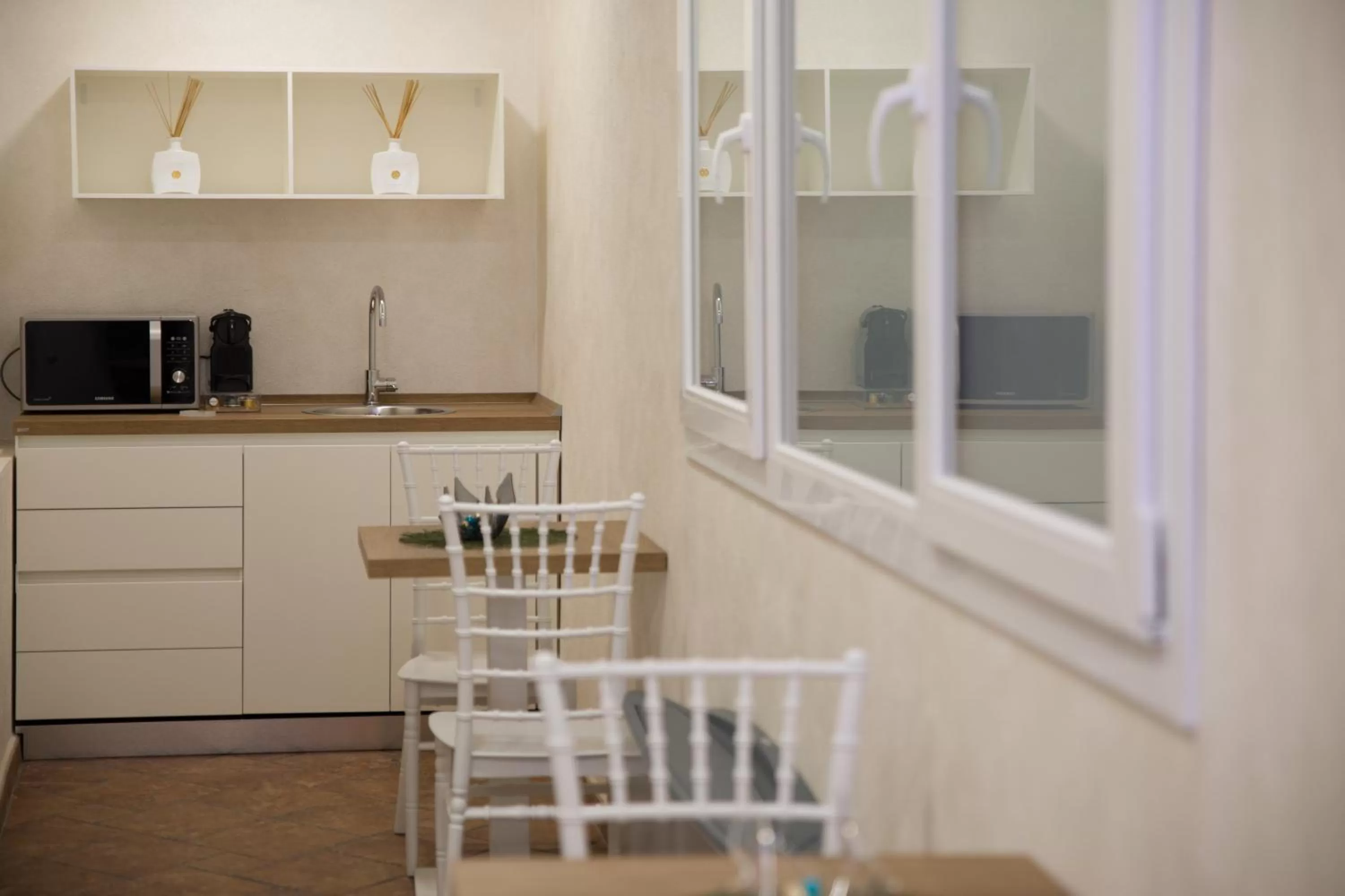 Breakfast, Kitchen/Kitchenette in Aiem B&B