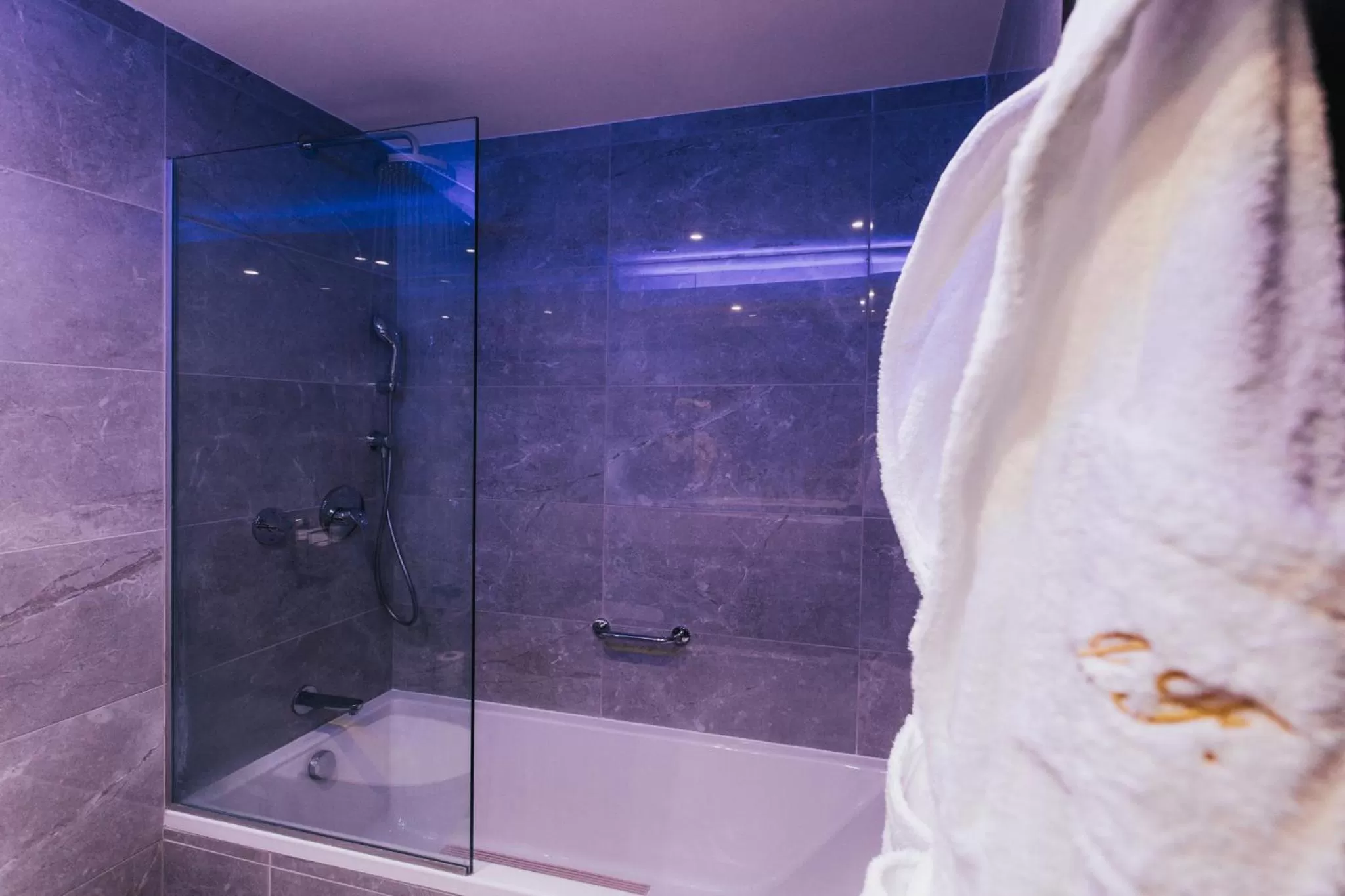 Bathroom in Frangiorgio Hotel