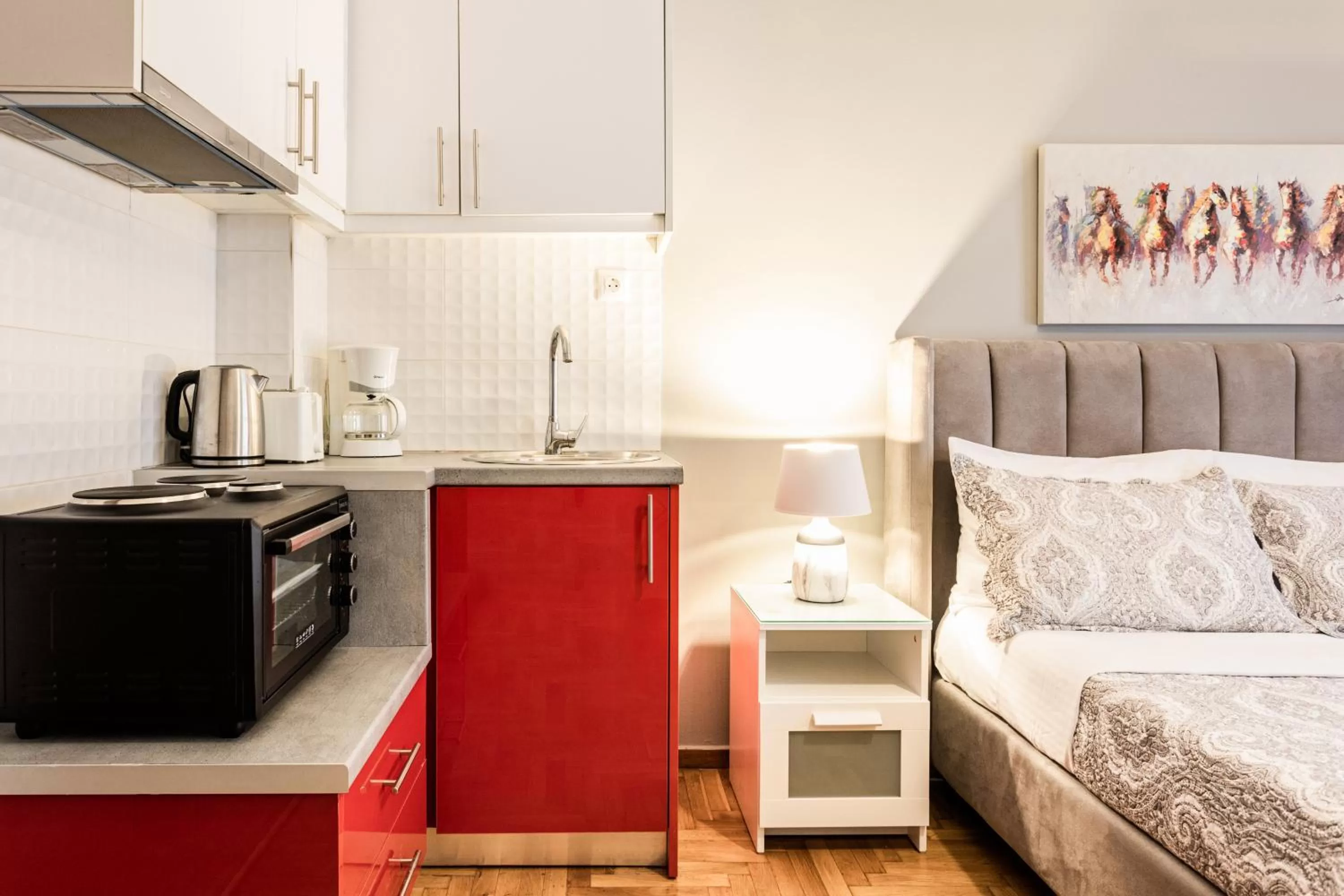 Kitchen or kitchenette, Bed in Nicholas Point Apartments and Rooms