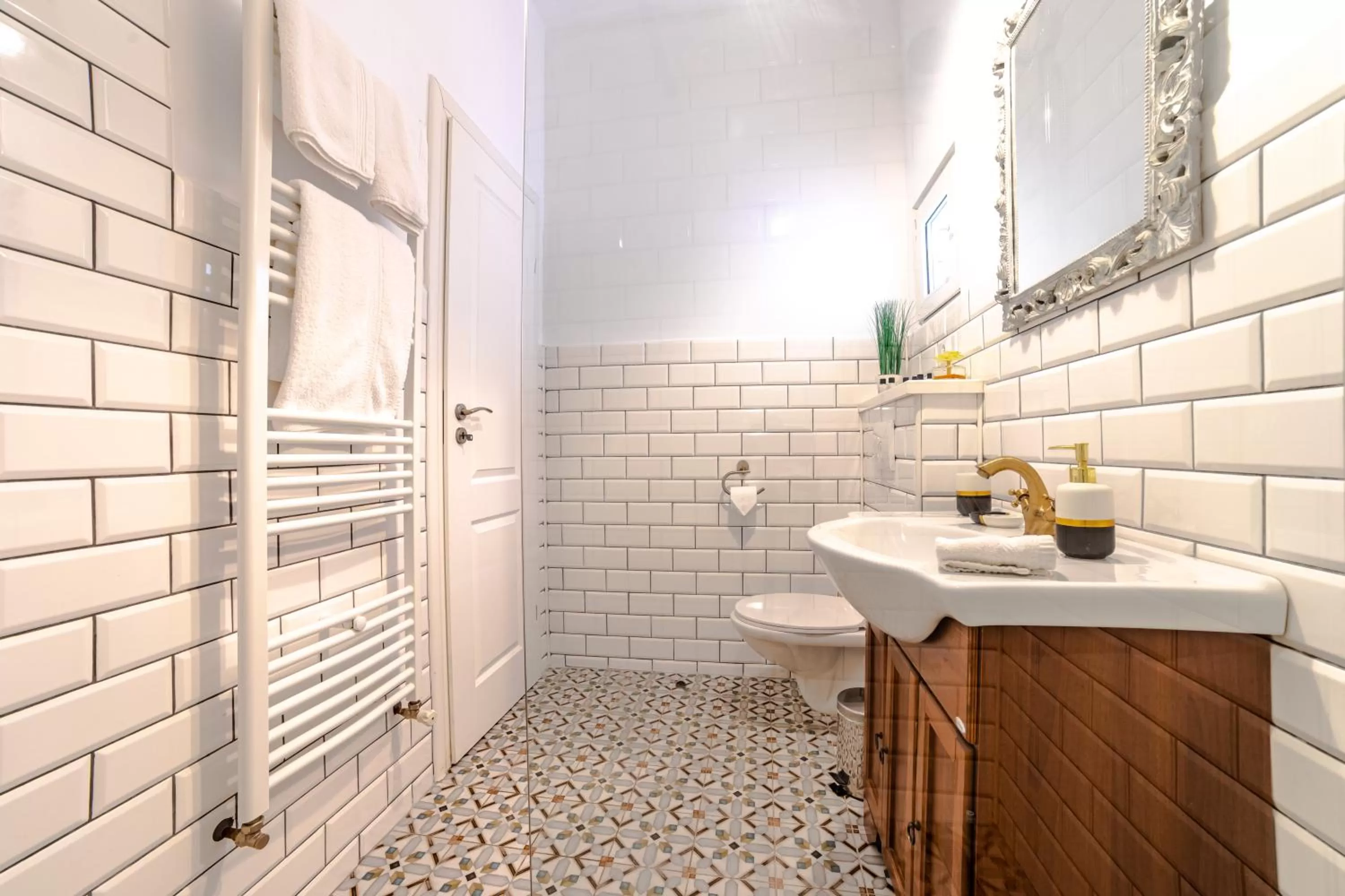 Bathroom in ALBERT RESIDENCE with PARKING
