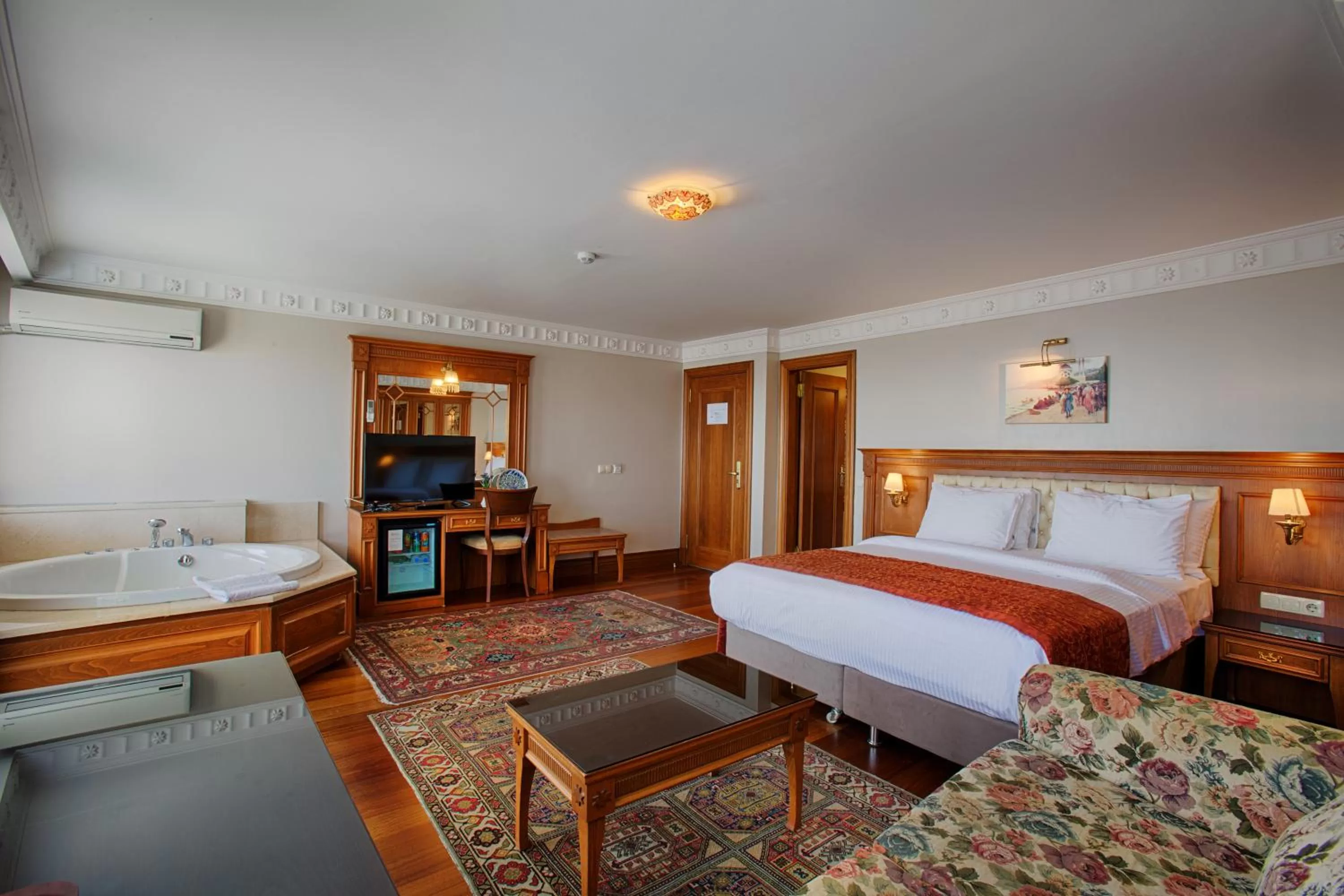 Photo of the whole room, Bed in Hotel Sumengen