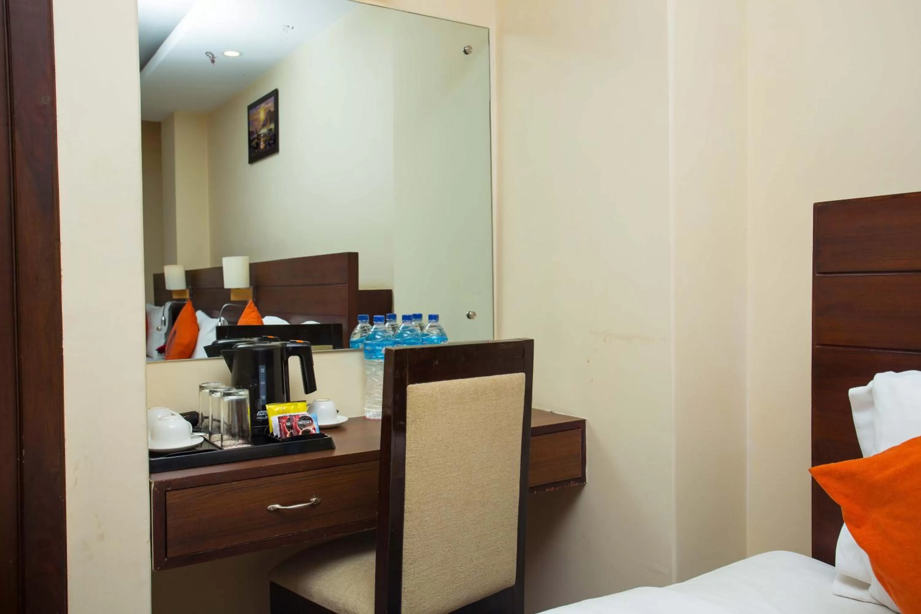 Coffee/tea facilities, Bed in Hotel Jay Suites