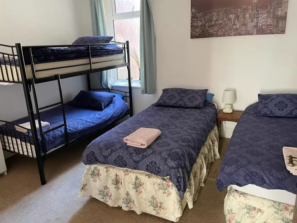 Quadruple Room with Bathroom in The Blue Moon Quadruple Room with Bathroom in The Blue Moon