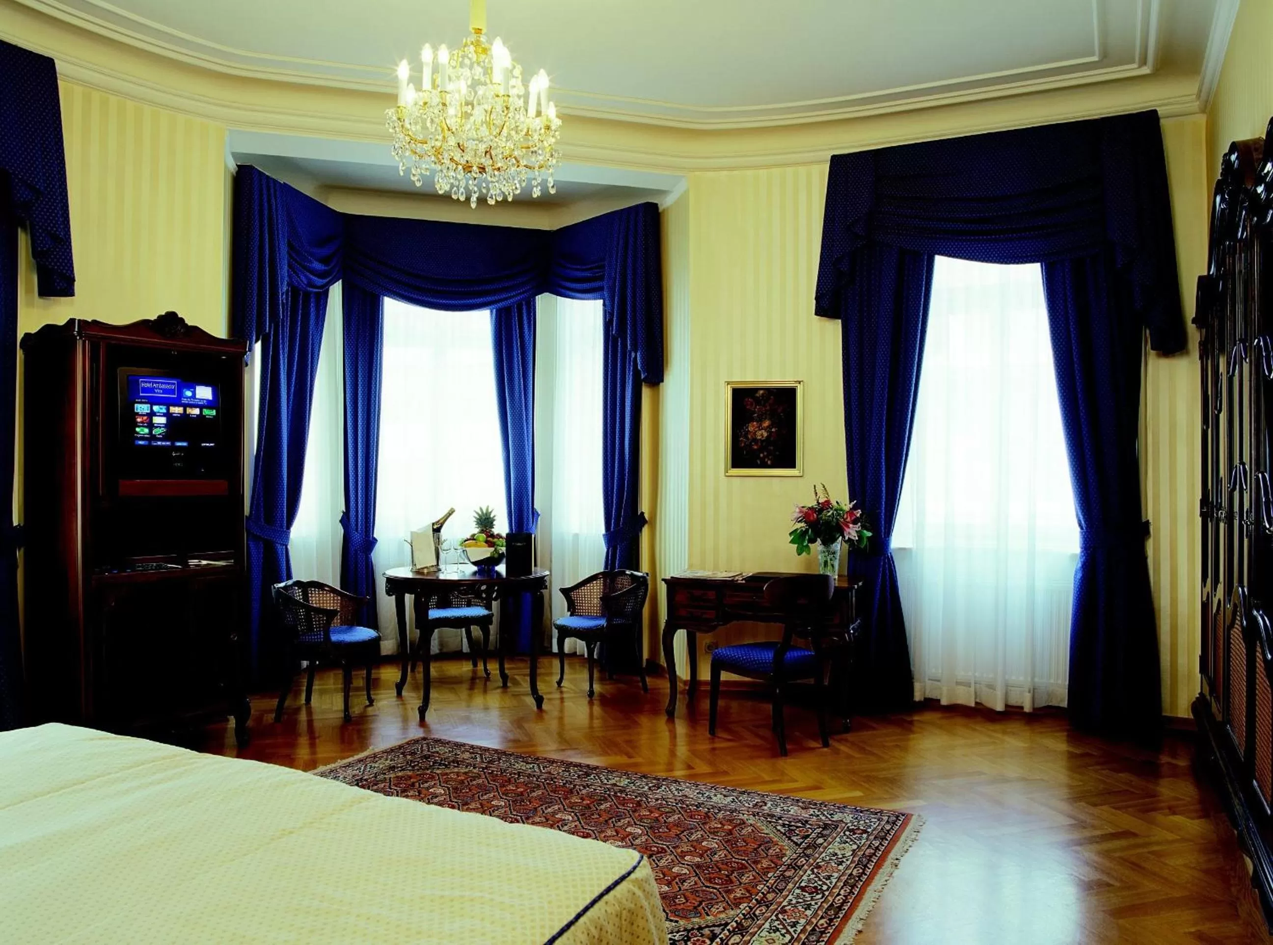 TV and multimedia, Bed in Hotel Ambassador