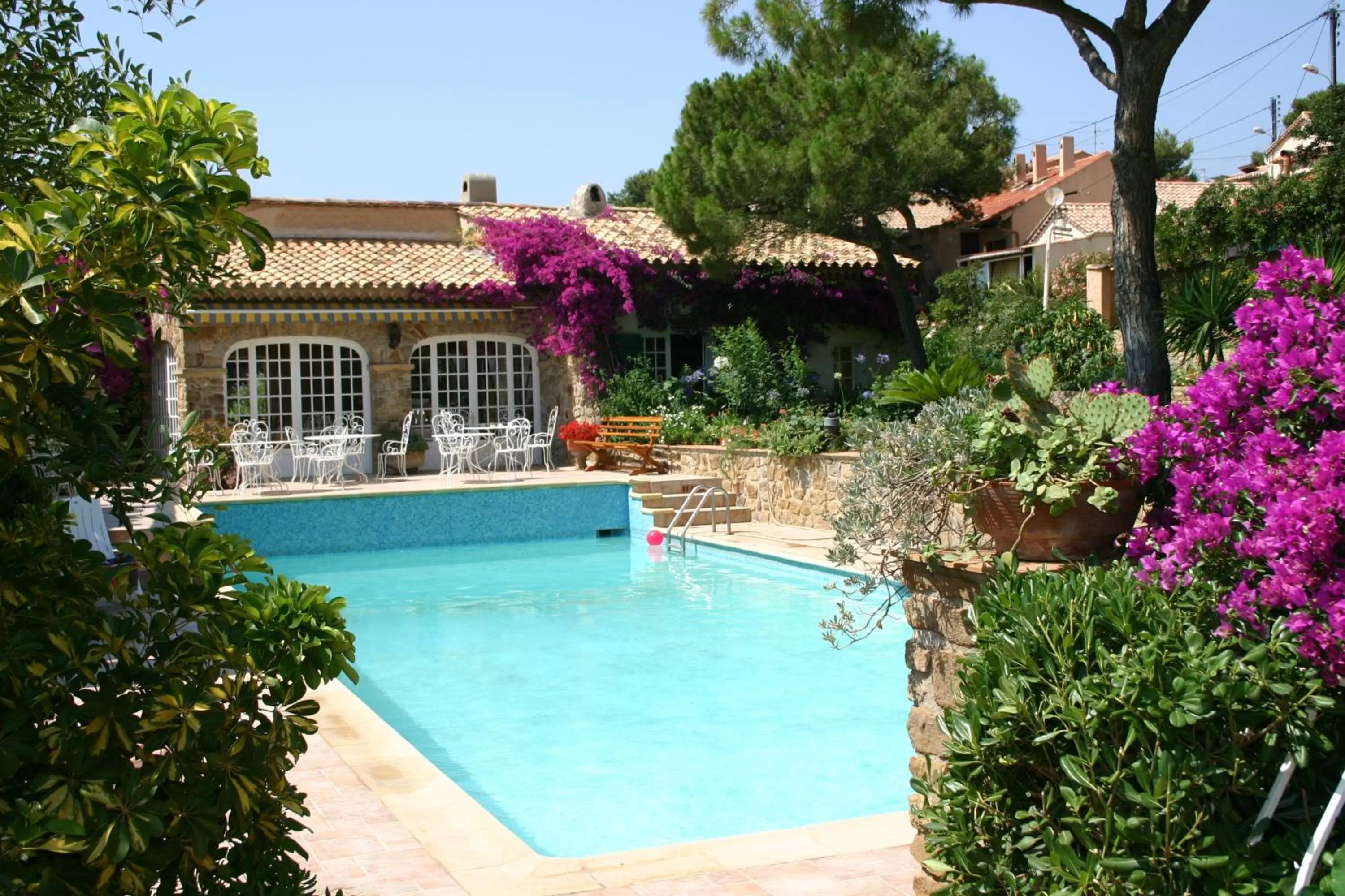 Swimming pool in L' Escapade Hôtel & Restaurant