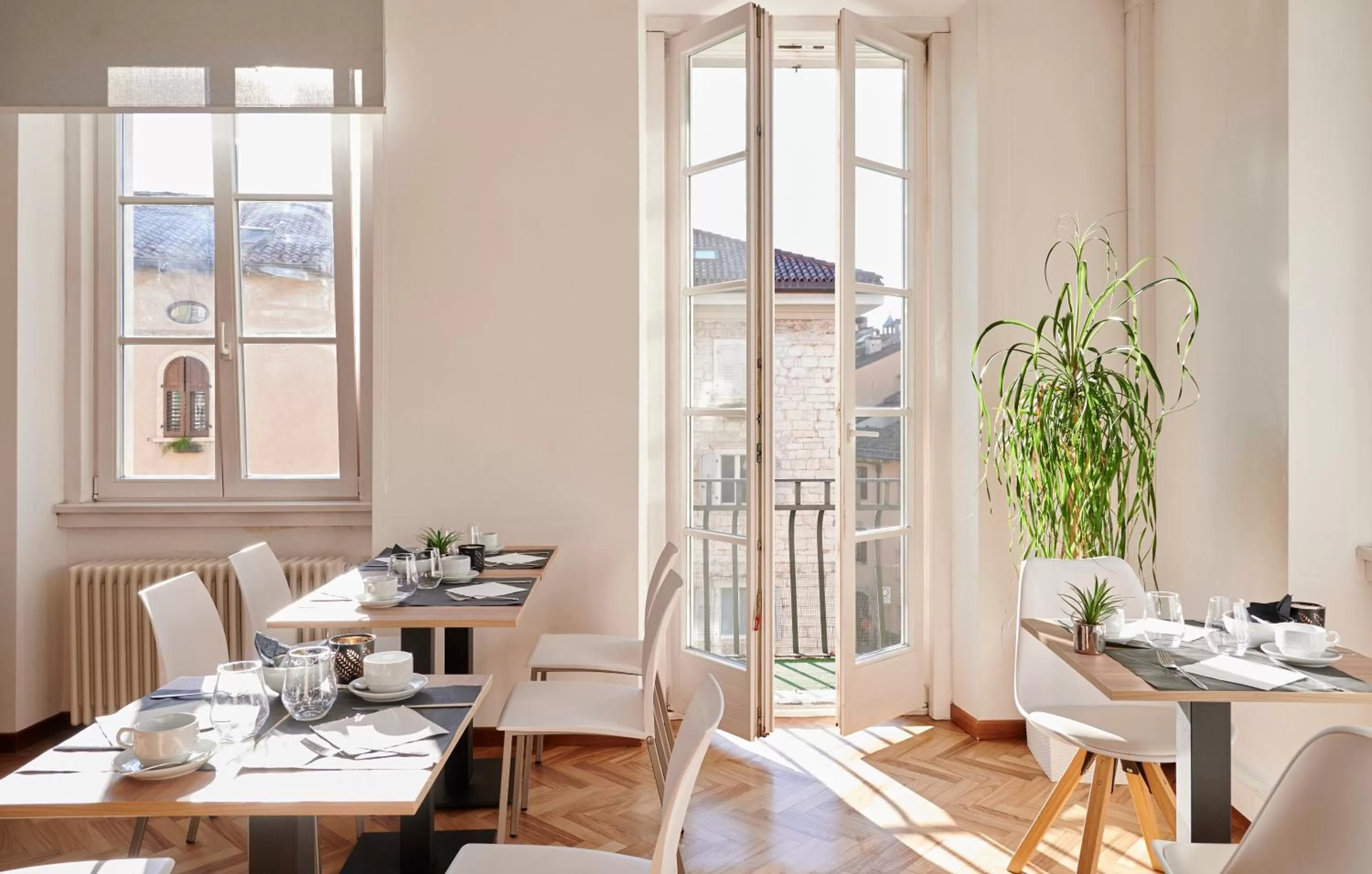 Breakfast in Lainez Rooms & Suites