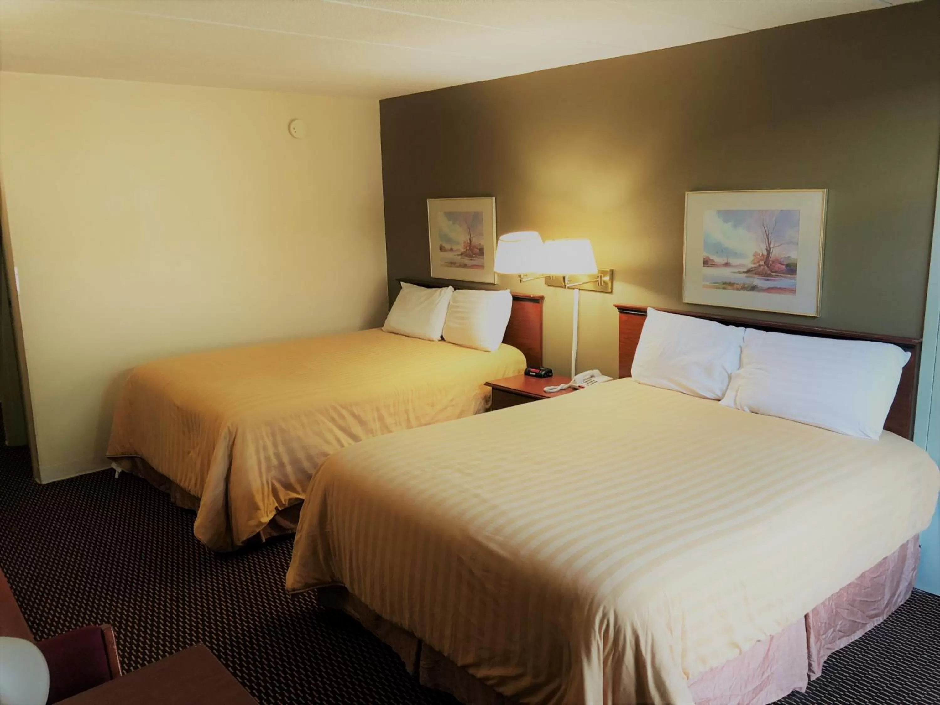 Bed in Norwood Inn & Suites Worthington