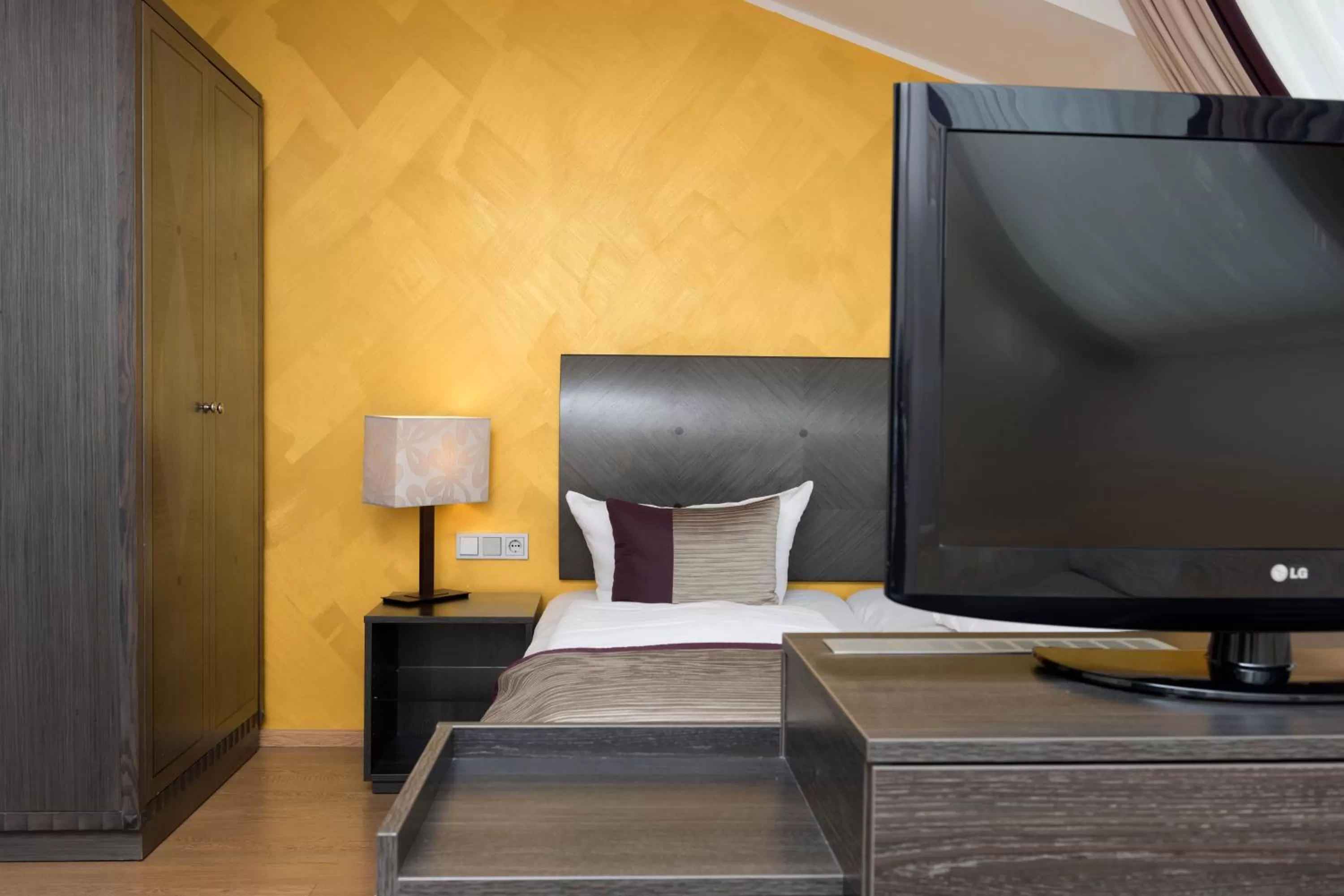 Bed in Wyndham Duisburger Hof