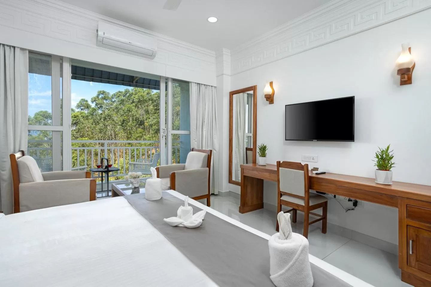 Bed, TV/Entertainment Center in HOTEL WHITE HOUSE, Munnar