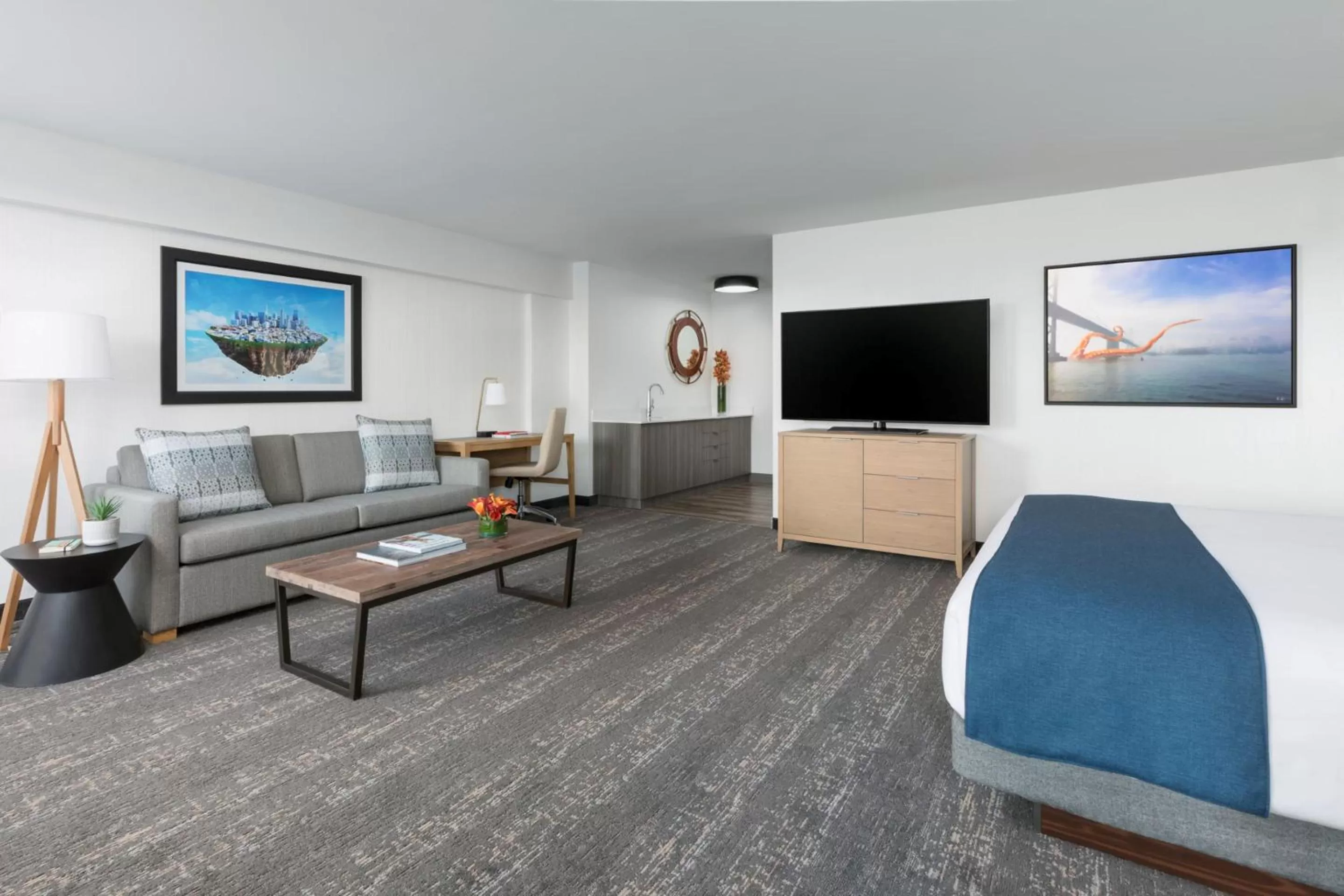 TV and multimedia in Hotel Caza Fisherman's Wharf