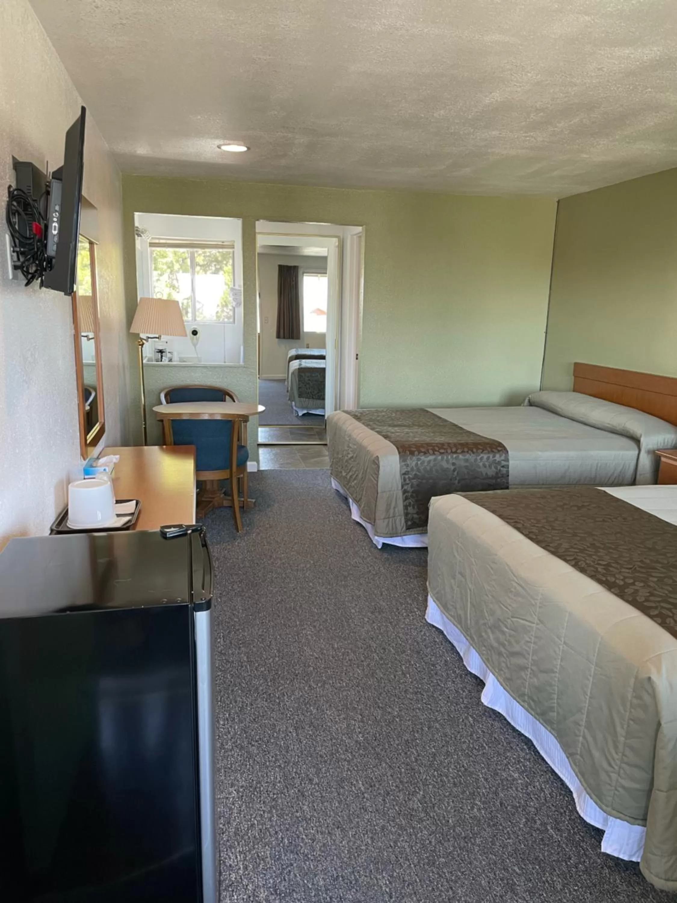 Bed in Murphey's Motel LLC