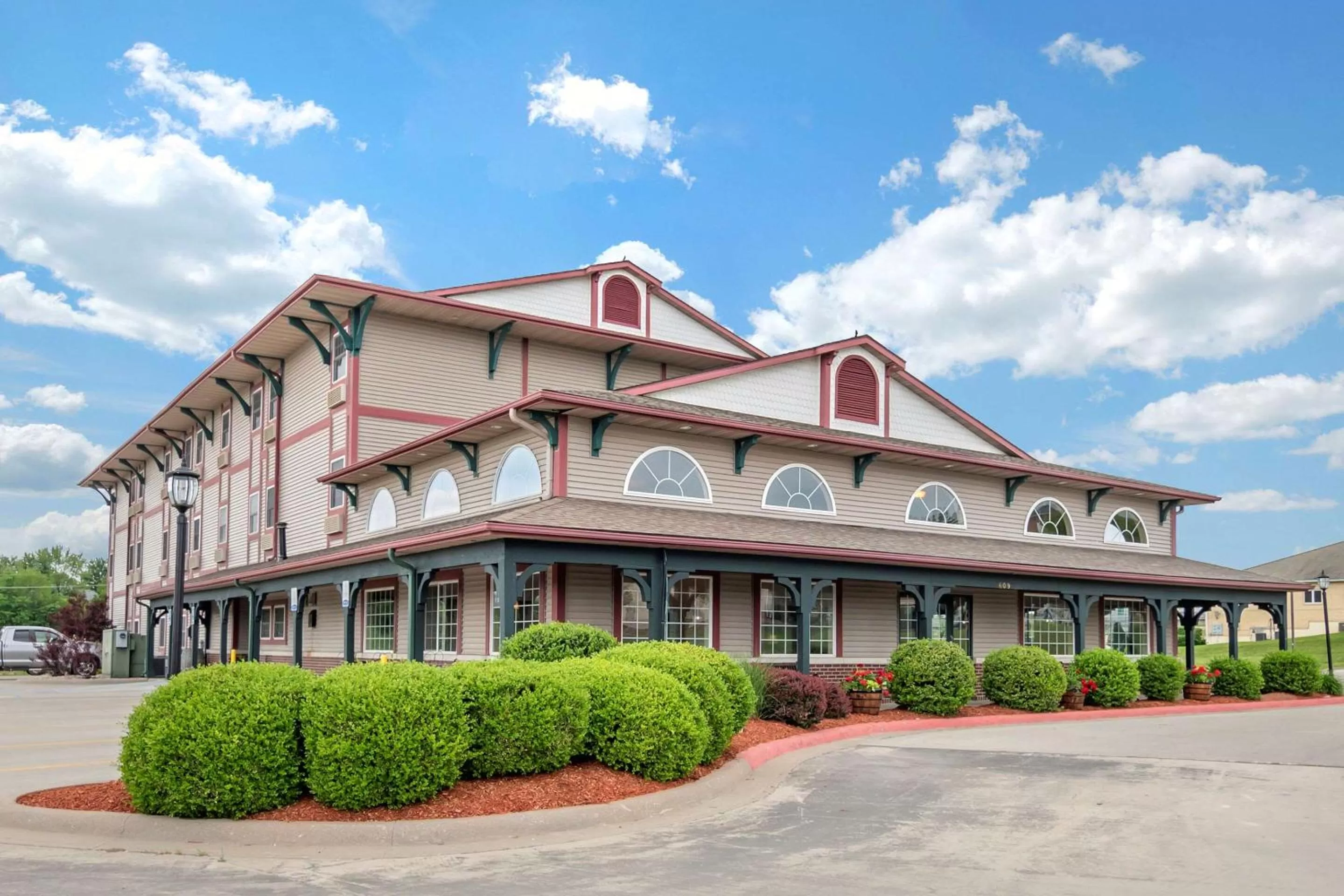 Property building in Comfort Inn Warrensburg Station