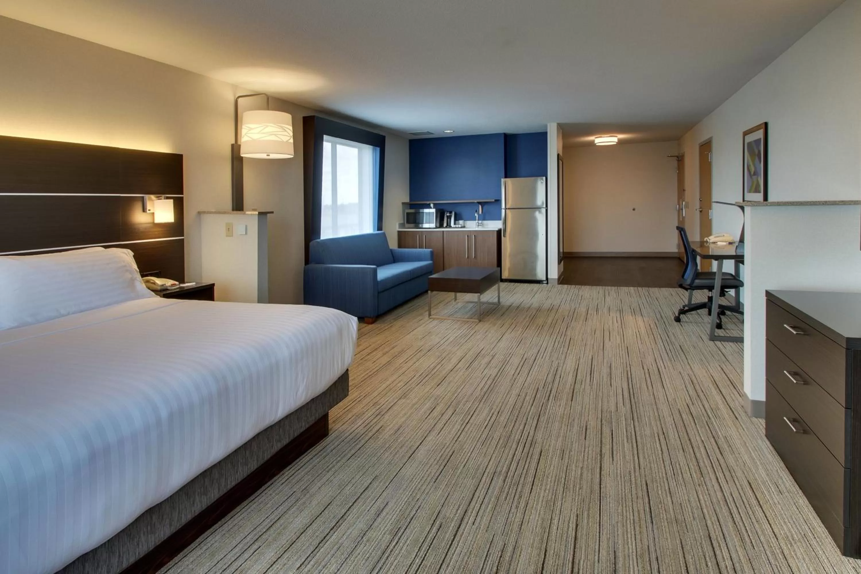 Photo of the whole room, Bed in Holiday Inn Express Hotel & Suites Morris by IHG