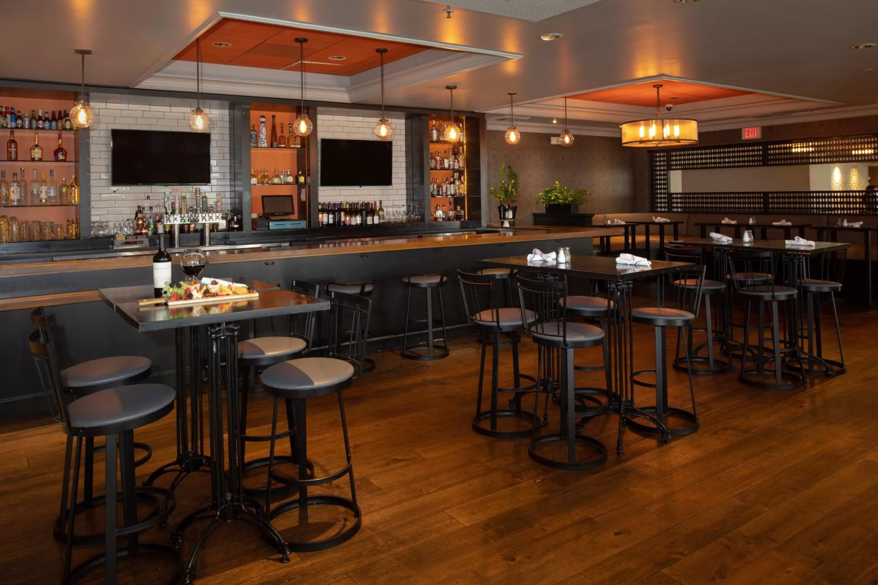 Lounge or bar in Crowne Plaza Costa Mesa Orange County by IHG