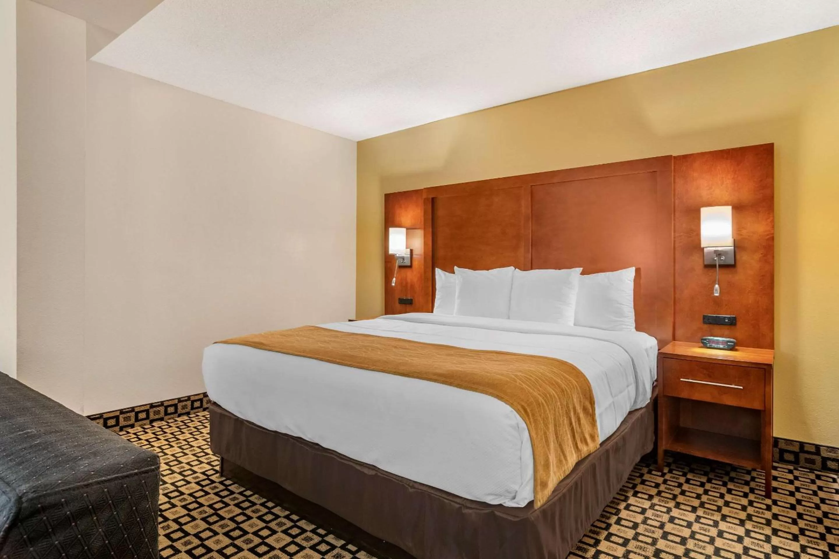 Photo of the whole room, Bed in Comfort Inn & Suites Athens North