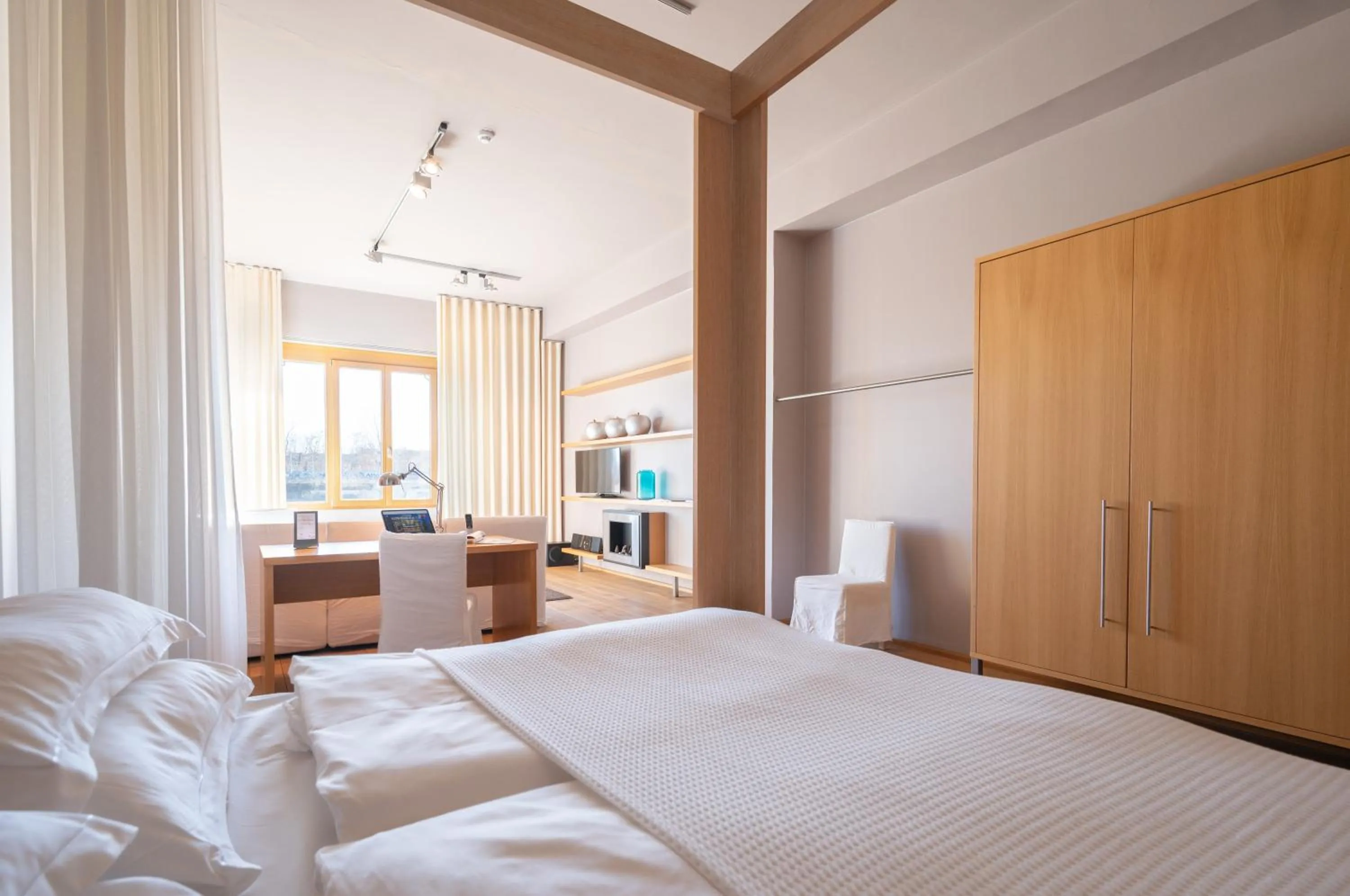 Living room, Bed in The New Yorker Hotel Köln-Messe