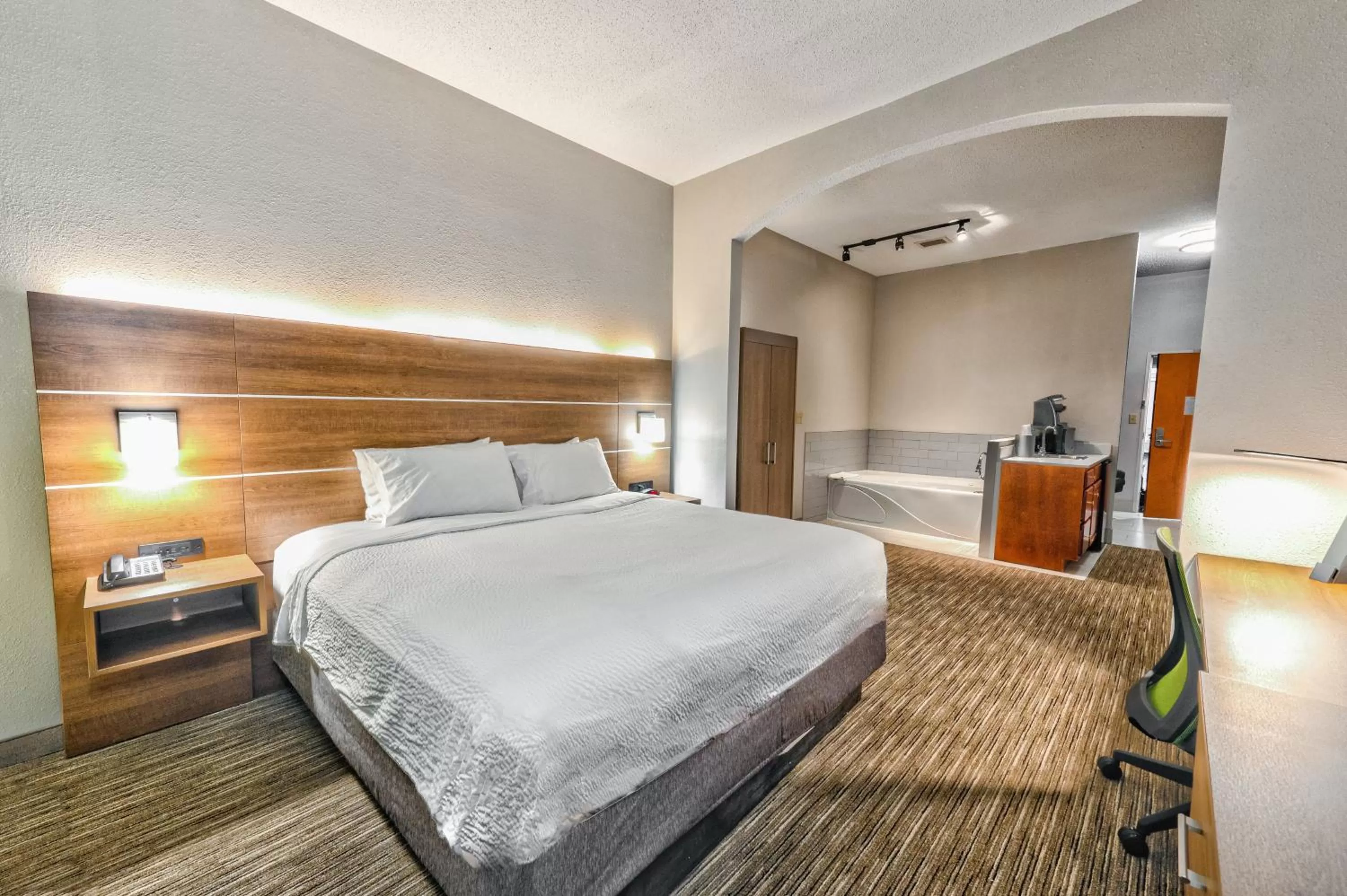 Photo of the whole room, Bed in Holiday Inn Express Hotel & Suites Goshen by IHG