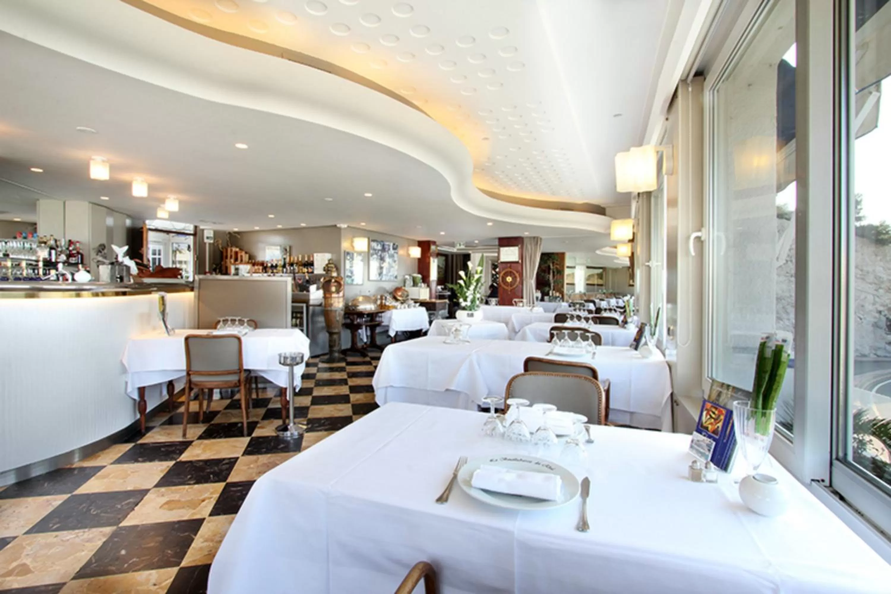 Restaurant/places to eat in Le Rhul