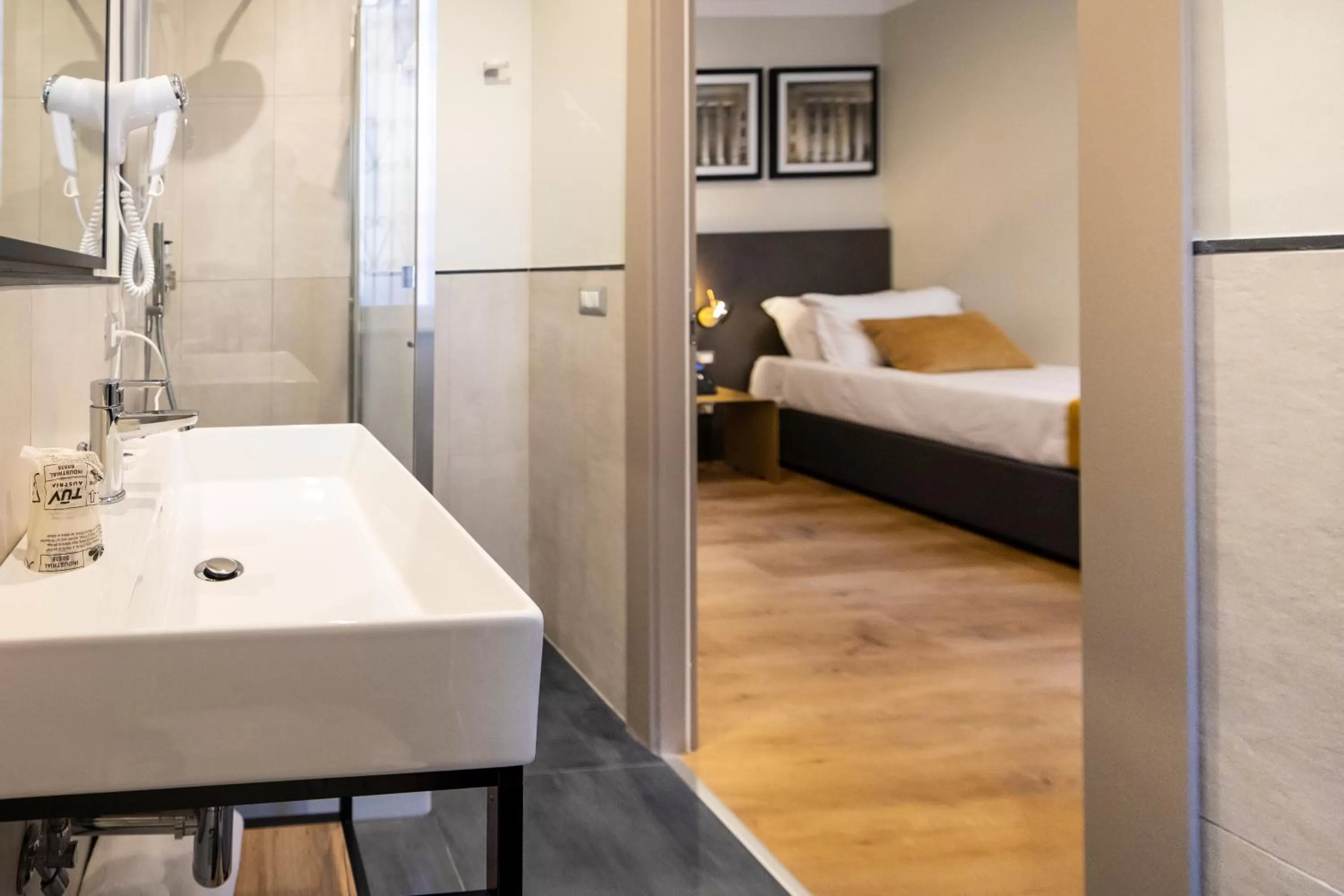 Bathroom, Bed in The Cross Hotel