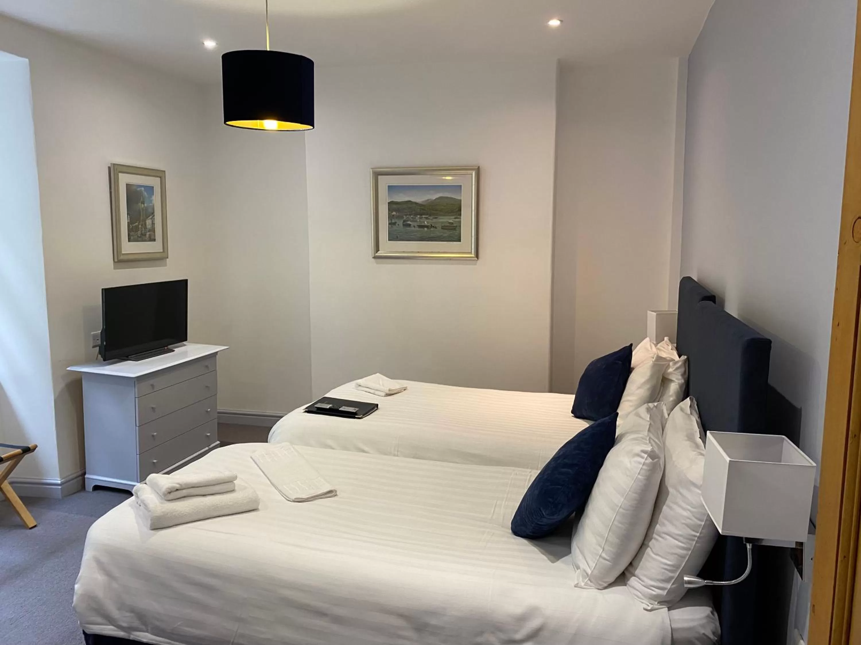 Bed in Grapes Hotel, Bar & Restaurant Snowdonia Nr Zip World