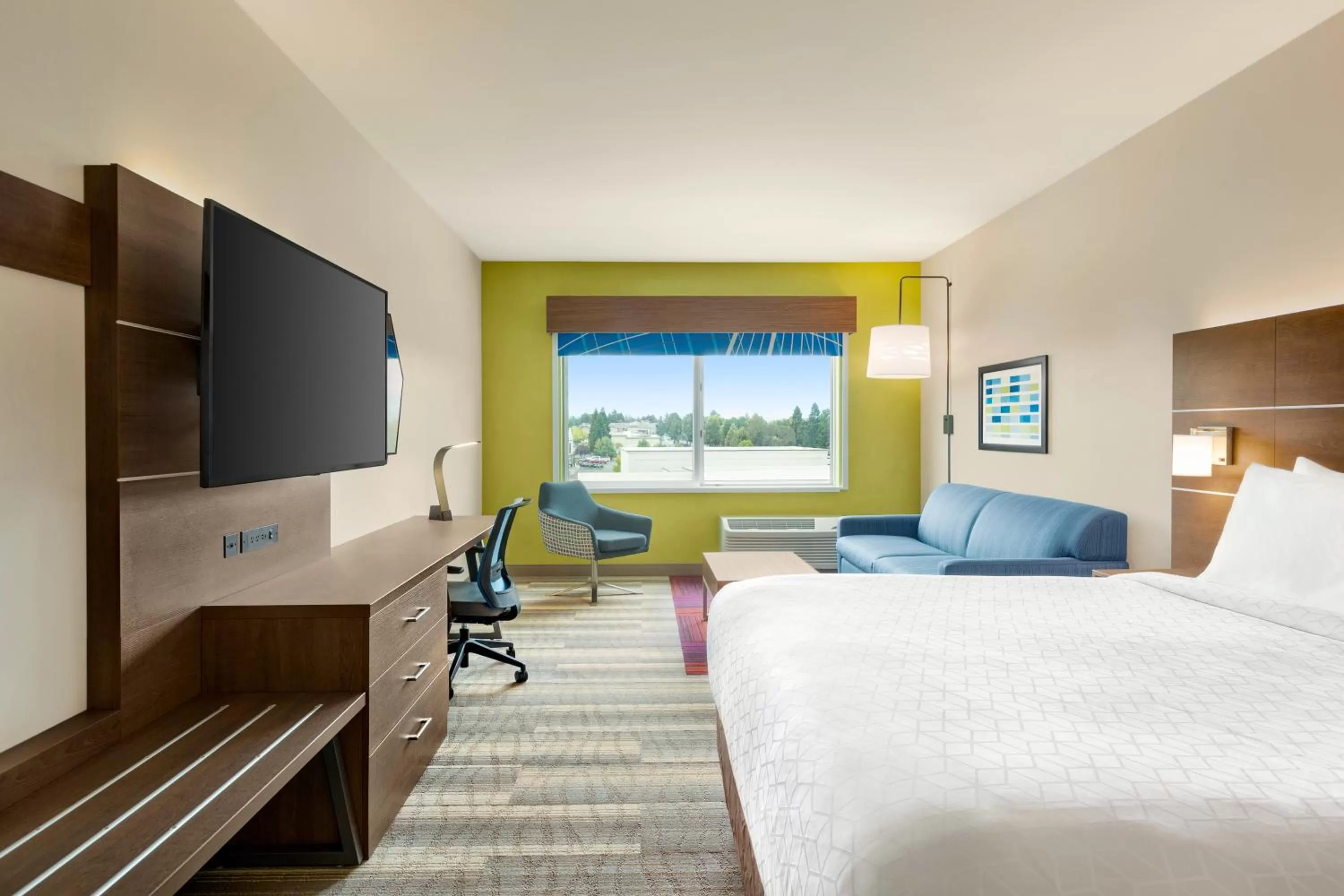 King Suite with Mobility Accessible Tub - Non-Smoking in Holiday Inn Express & Suites - Ukiah, an IHG Hotel