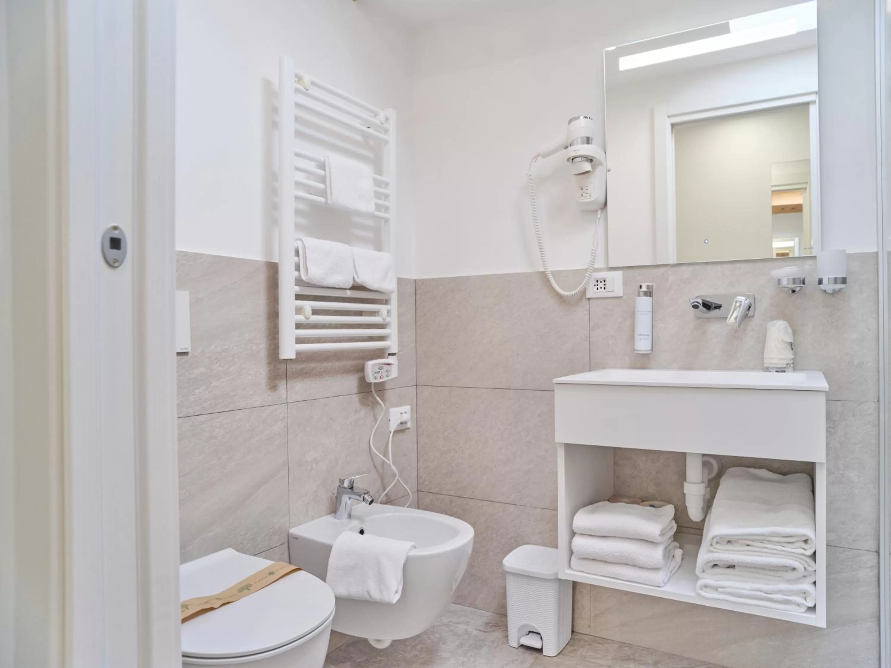 Shower in Hotel Medusa