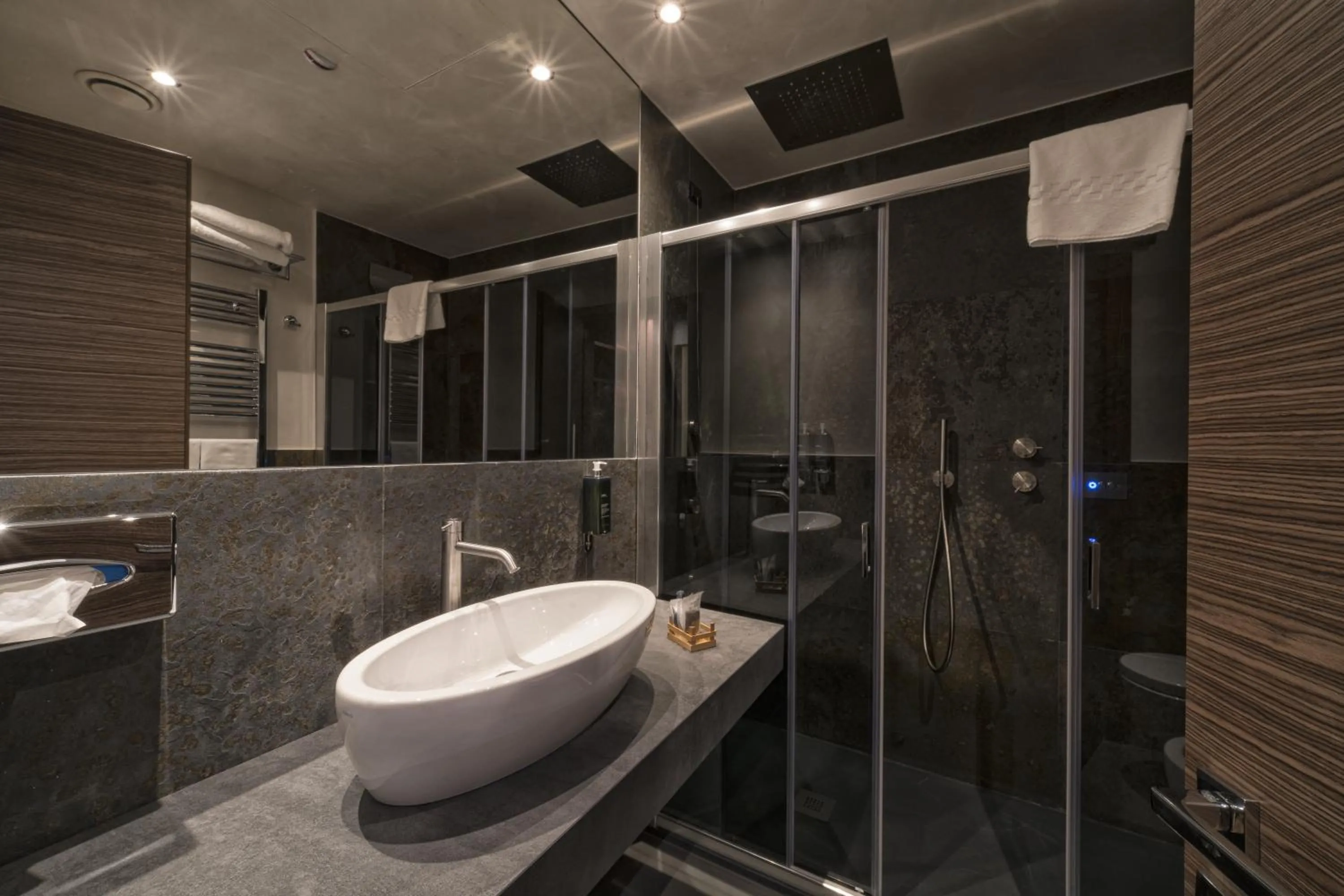 Shower in Solo Experience Hotel