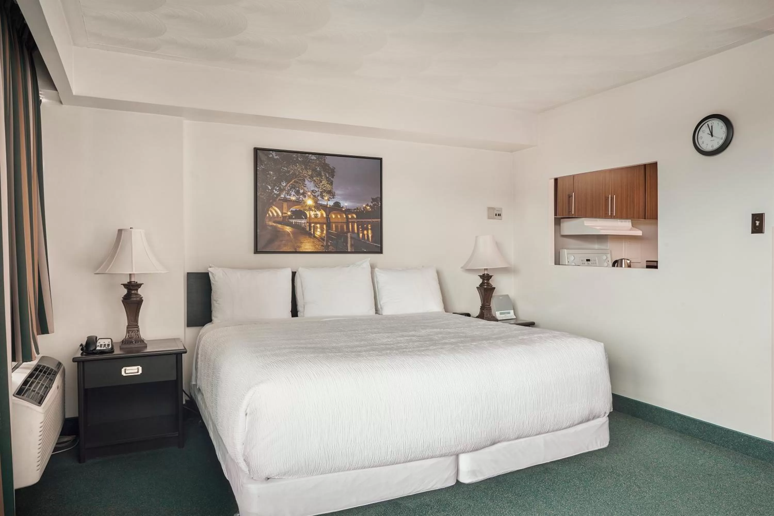 Bedroom, Bed in The Business Inn