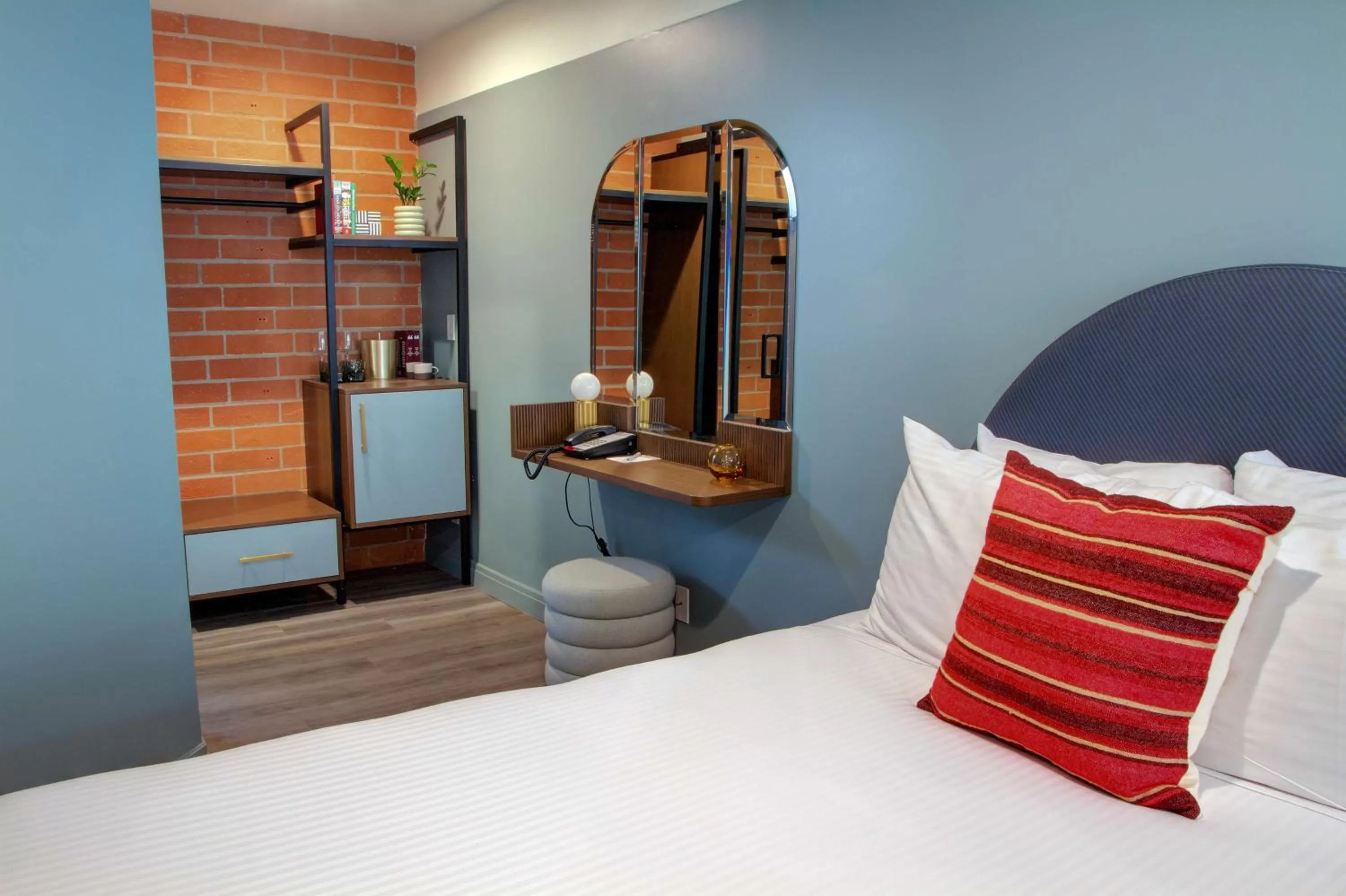 Shower, Bed in The Hollywood Franklin Hotel near Universal Studios