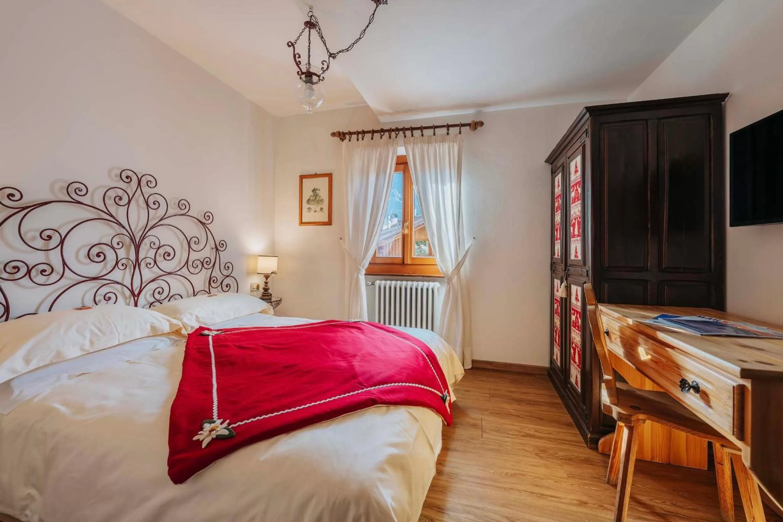 Bed in Hotel Panda Cortina- ricarica auto elettriche