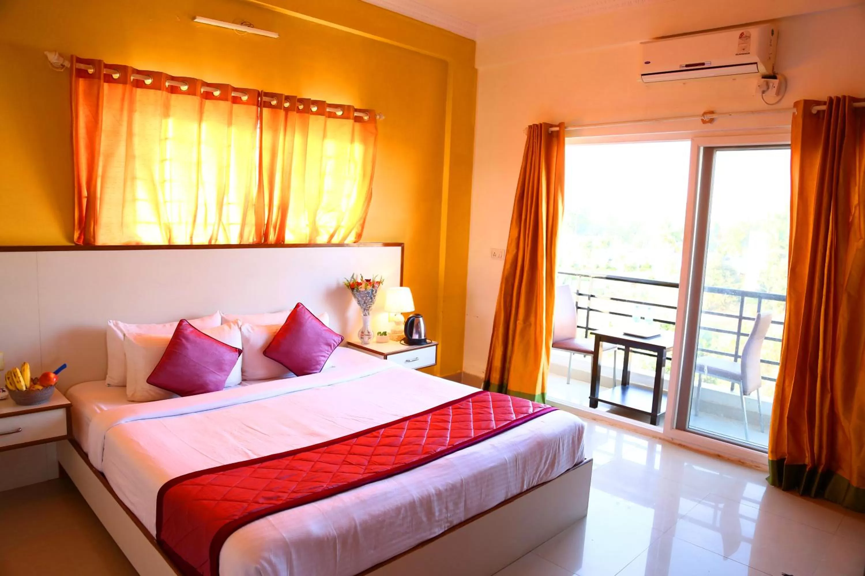 Balcony/Terrace, Bed in Airport Gateway Hotel