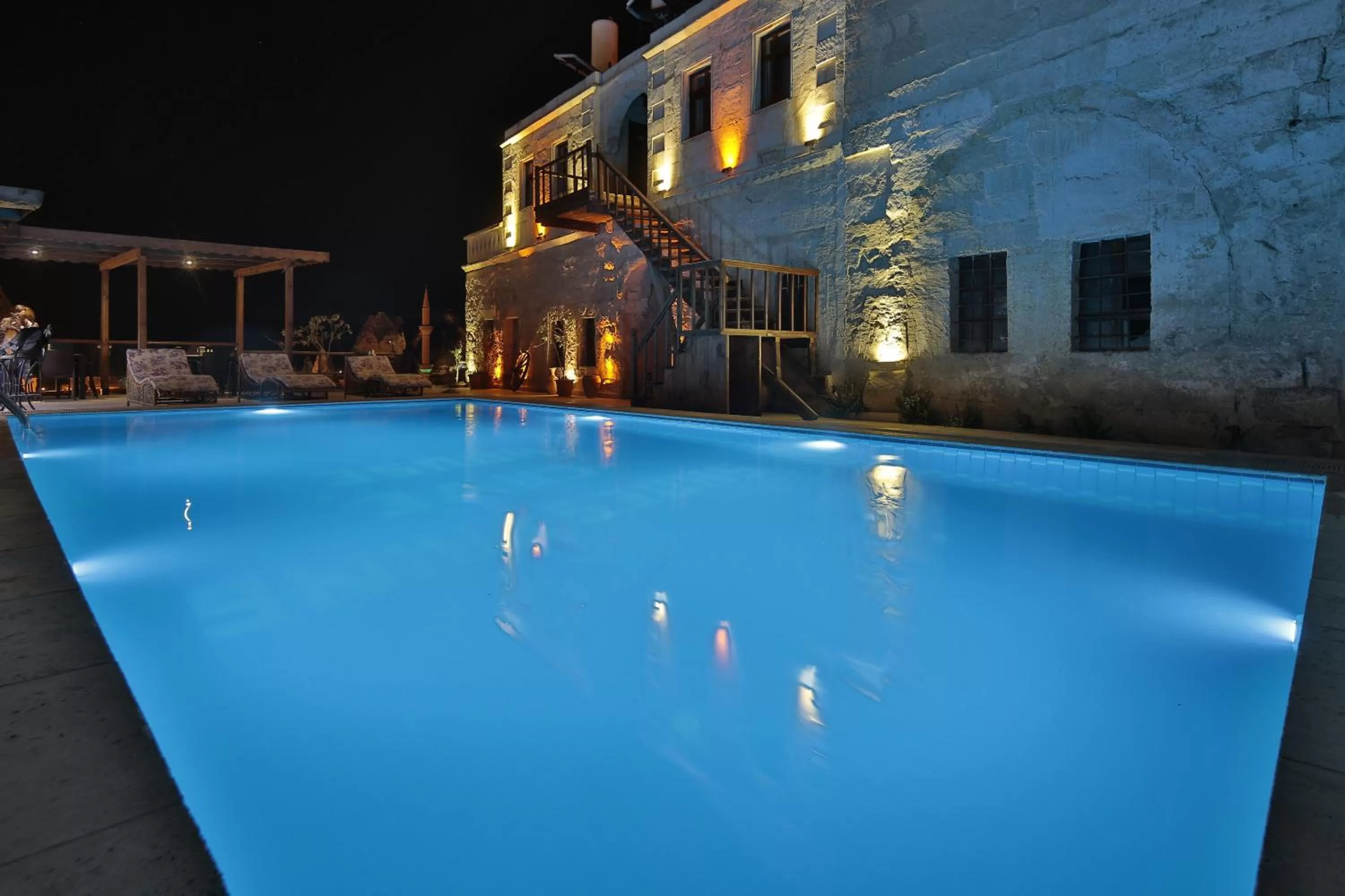 Night in Shoestring Cave House