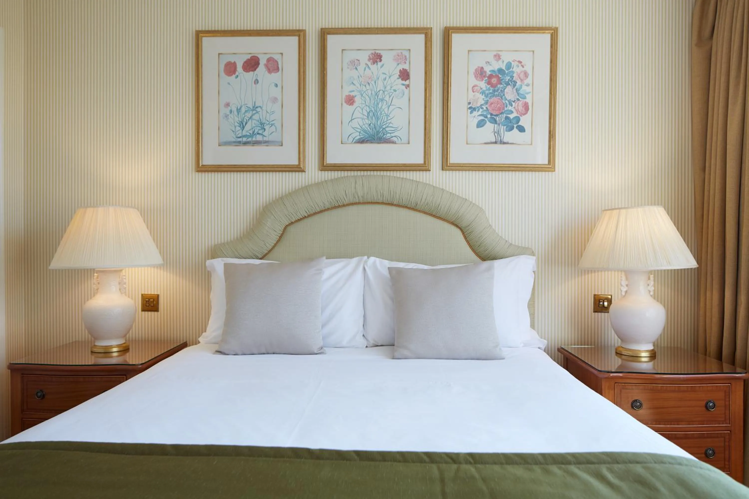 Bed in Cheval Thorney Court at Hyde Park