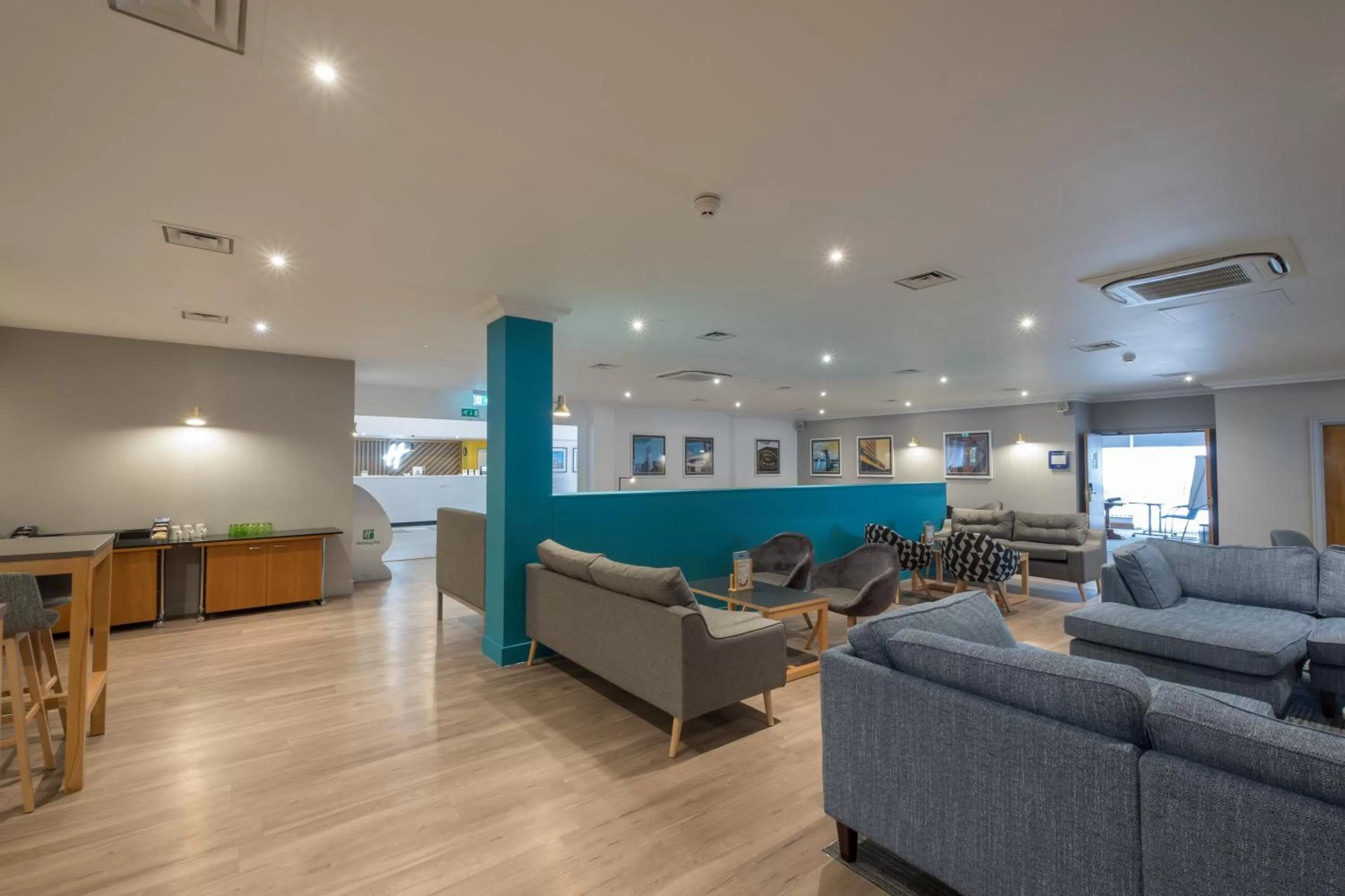 Lounge or bar in Holiday Inn Swindon by IHG